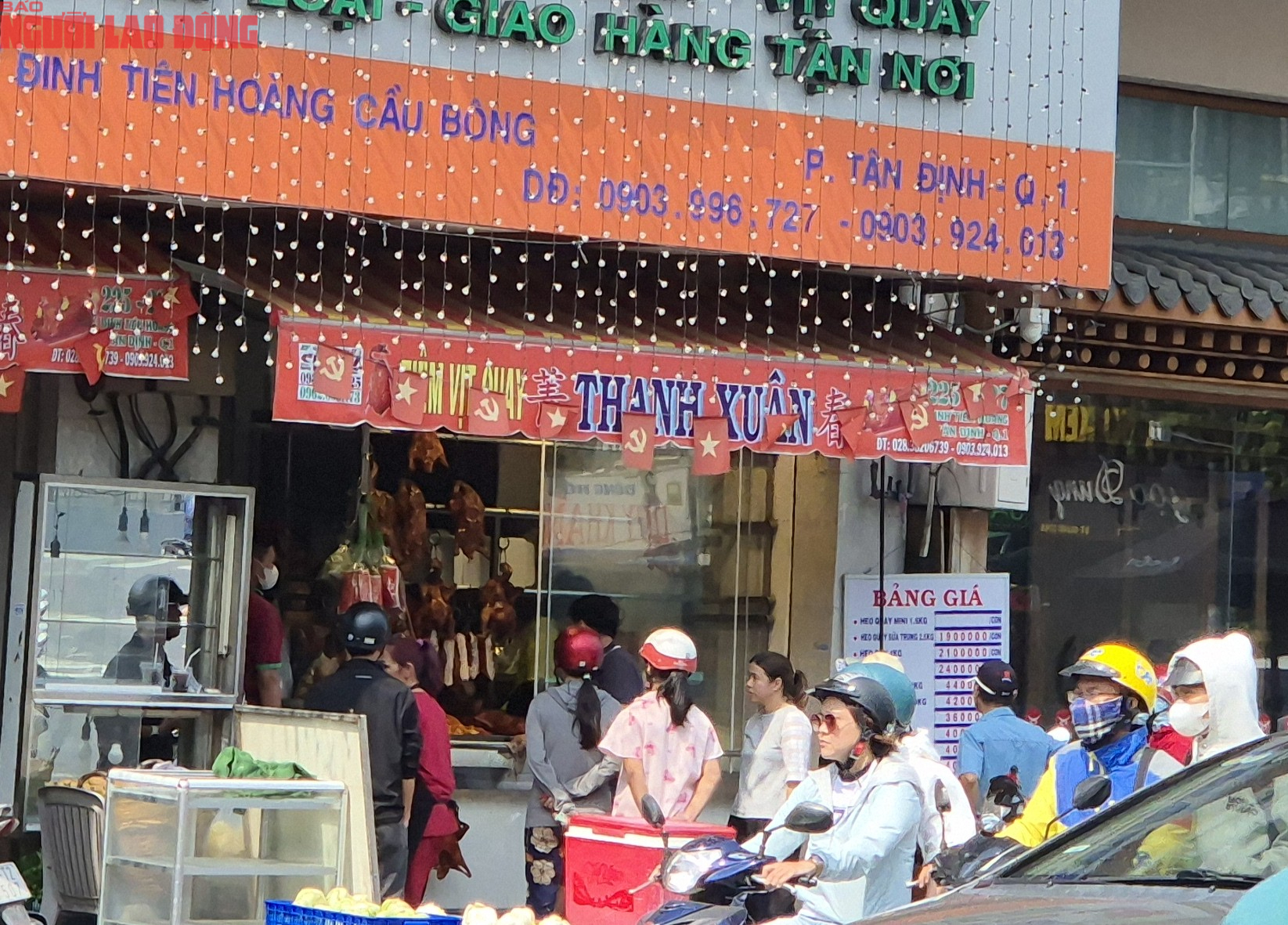 Người ti&ecirc;u d&ugrave;ng TPHCM xếp h&agrave;ng mua heo quay , vịt quay ăn Tết T&acirc;y - Ảnh 5.