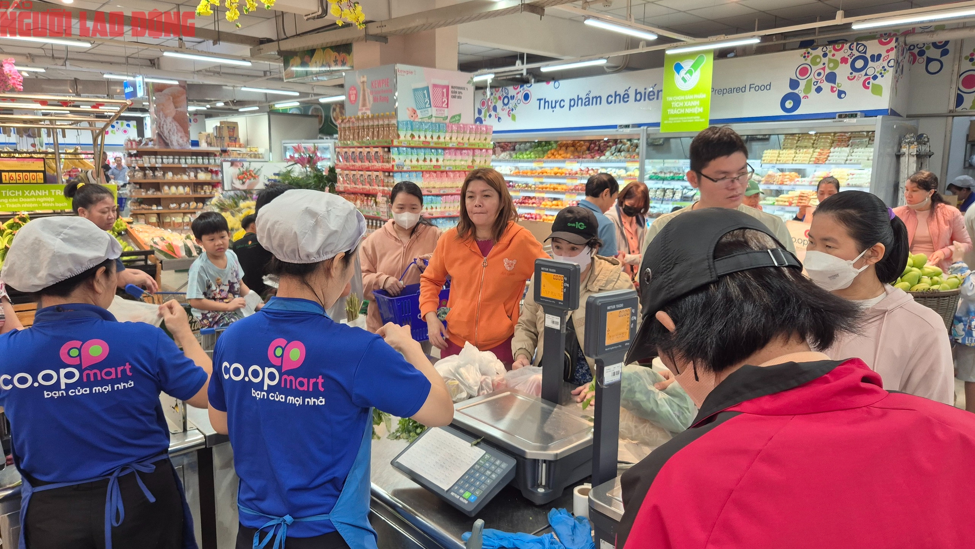 Người ti&ecirc;u d&ugrave;ng TPHCM xếp h&agrave;ng mua heo quay , vịt quay ăn Tết T&acirc;y - Ảnh 6.