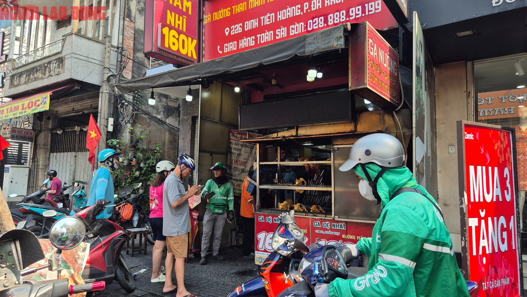 Người ti&ecirc;u d&ugrave;ng TPHCM xếp h&agrave;ng mua heo quay , vịt quay ăn Tết T&acirc;y - Ảnh 7.