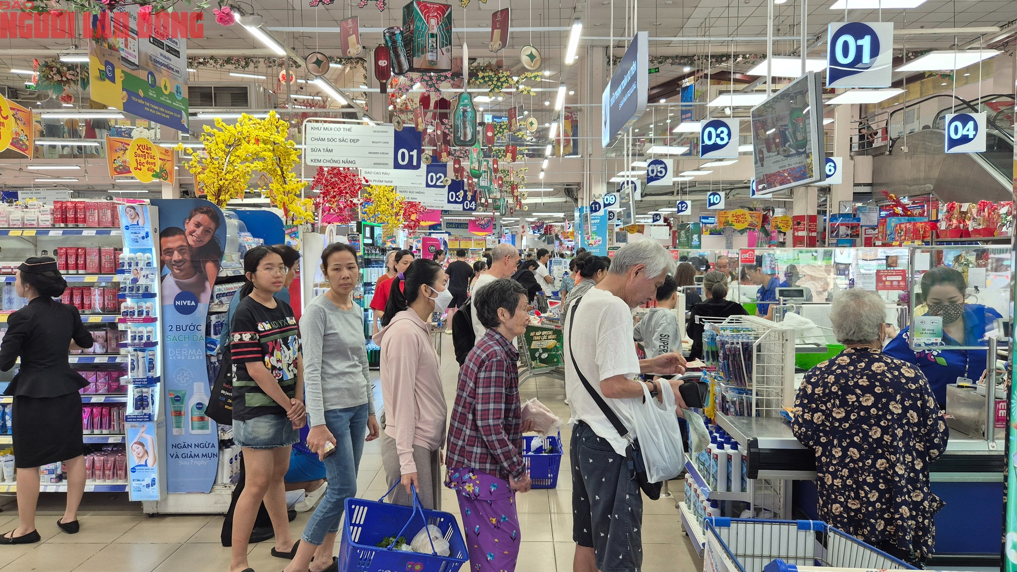 Người ti&ecirc;u d&ugrave;ng TPHCM xếp h&agrave;ng mua heo quay , vịt quay ăn Tết T&acirc;y - Ảnh 8.