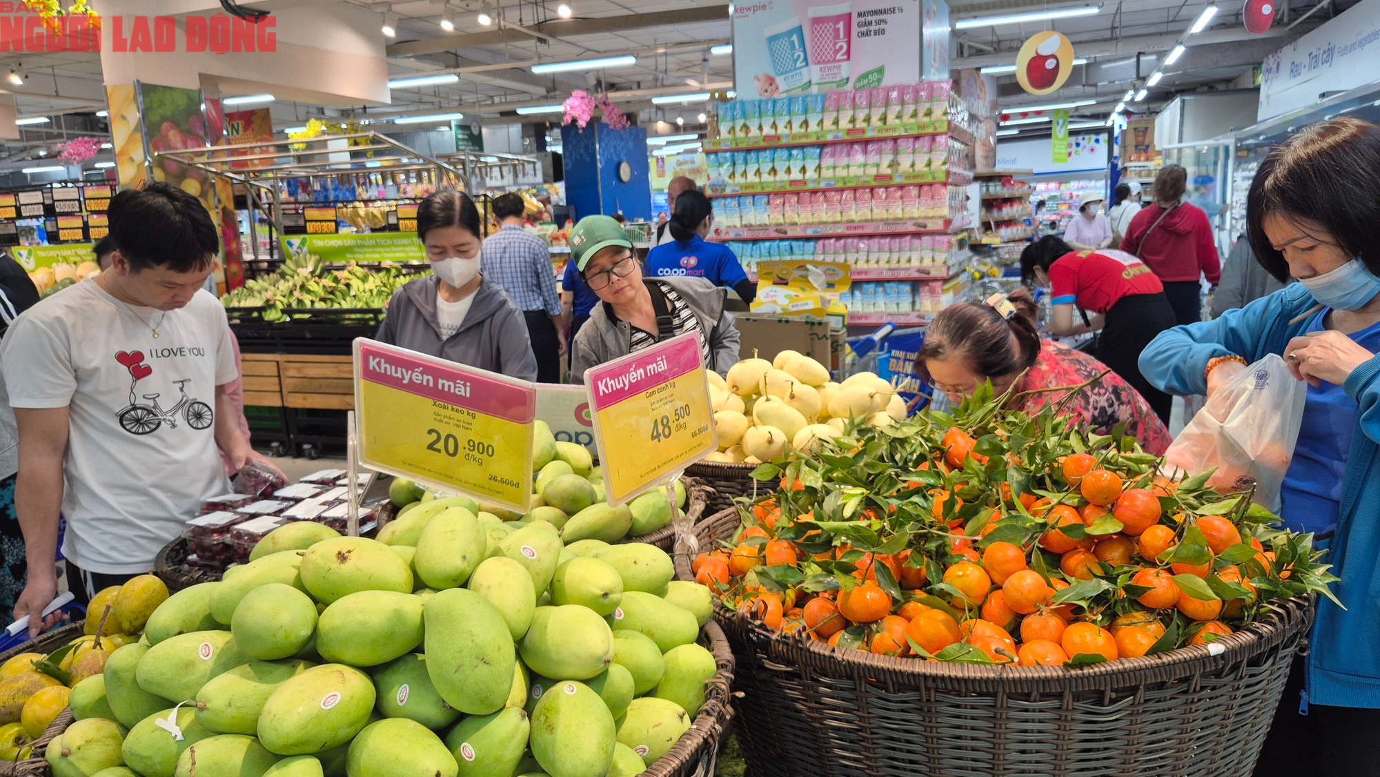 Người ti&ecirc;u d&ugrave;ng TPHCM xếp h&agrave;ng mua heo quay , vịt quay ăn Tết T&acirc;y - Ảnh 9.