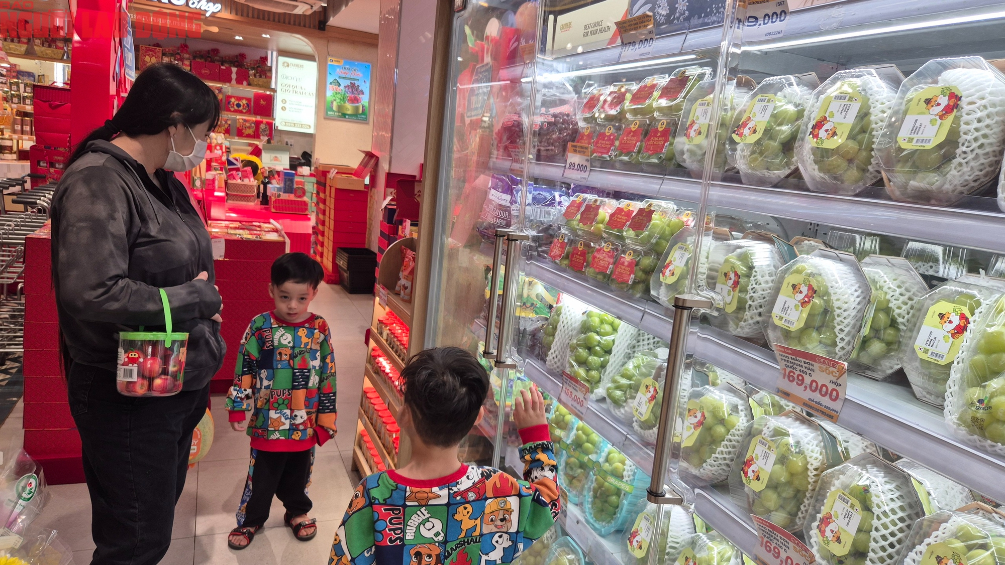 Người ti&ecirc;u d&ugrave;ng TPHCM xếp h&agrave;ng mua heo quay , vịt quay ăn Tết T&acirc;y - Ảnh 10.