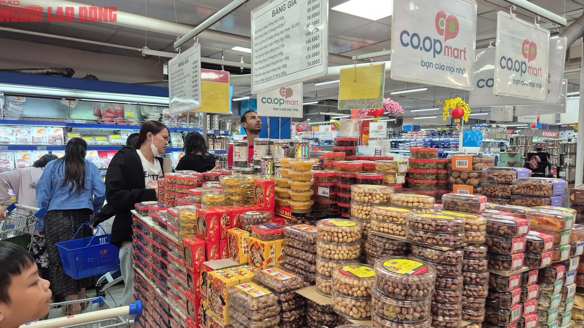 Người ti&ecirc;u d&ugrave;ng TPHCM xếp h&agrave;ng mua heo quay , vịt quay ăn Tết T&acirc;y - Ảnh 11.