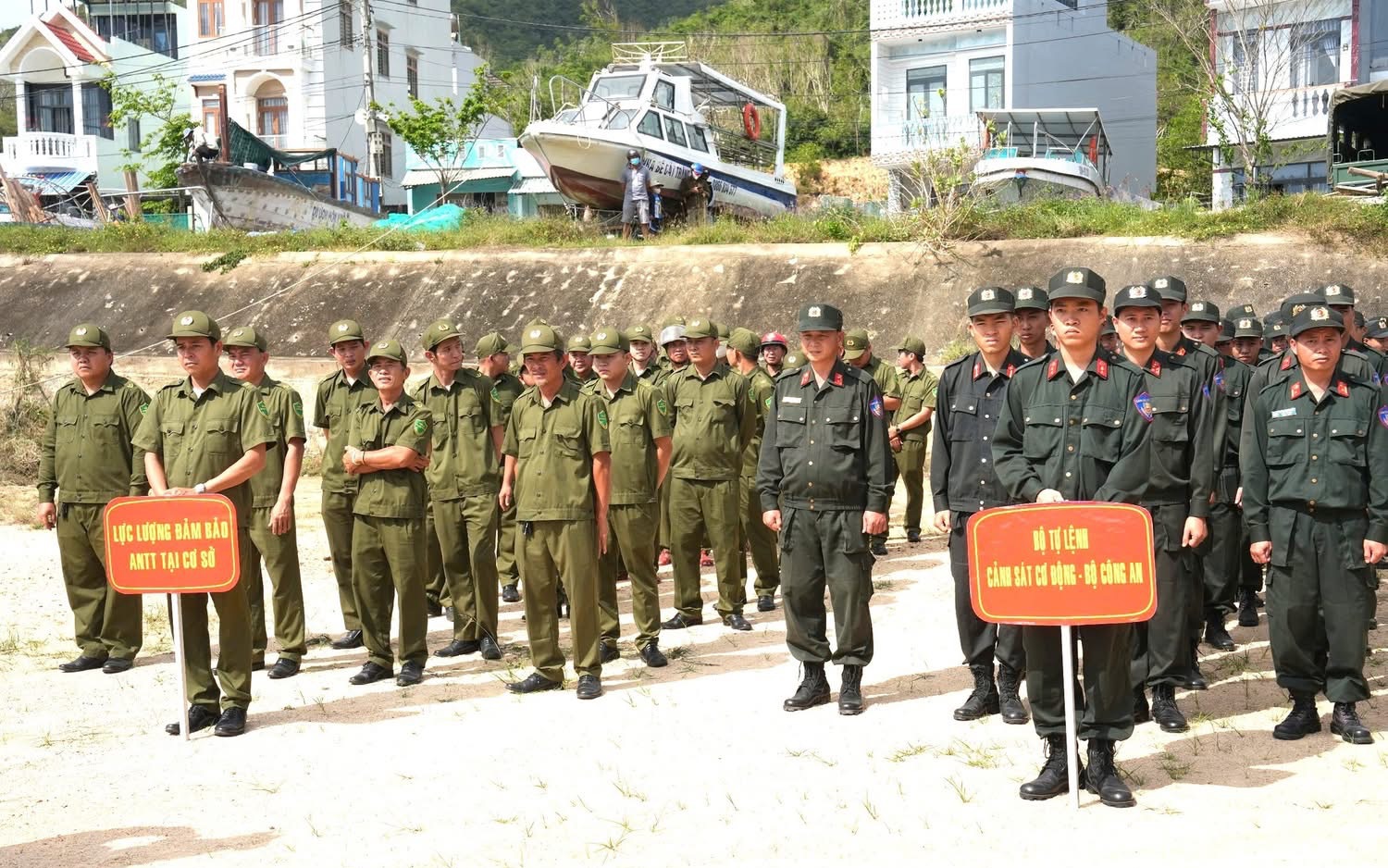 C&ocirc;ng an Gia Lai về đ&iacute;ch sớm Chiến dịch Quang Trung, dựng lại 87 m&aacute;i ấm cho d&acirc;n - Ảnh 2.