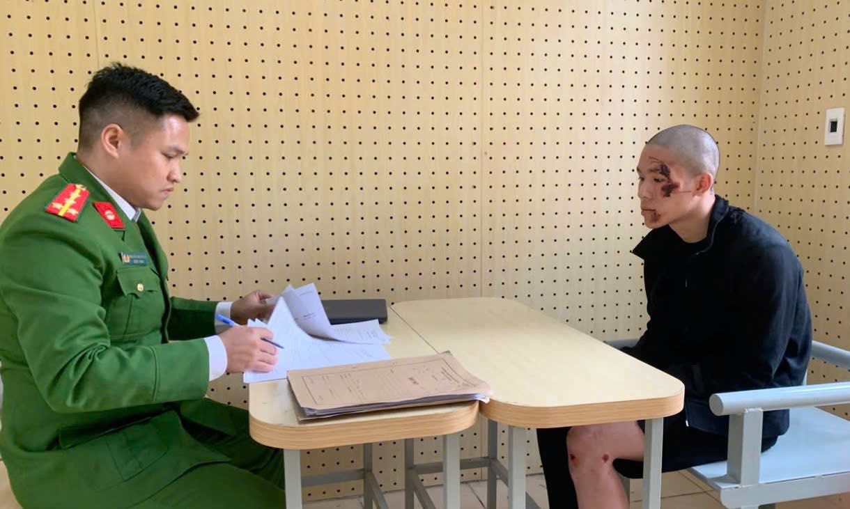 VIDEO: Lao xe máy vào tổ công tác khiến một cán bộ CSGT bị thương - Ảnh 1.