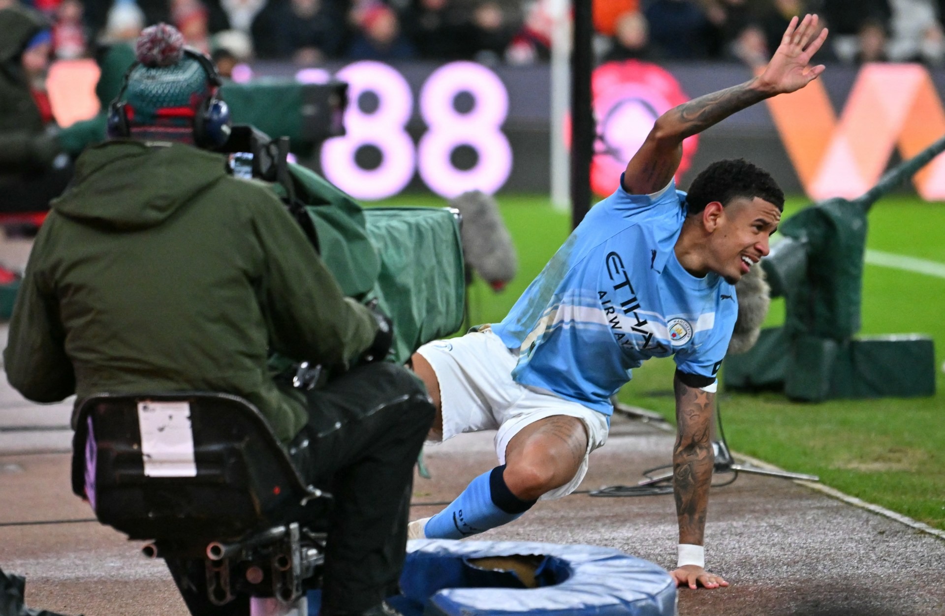 Man City trả giá đắt, gây náo loạn, Arsenal hưởng niềm vui - Ảnh 4.