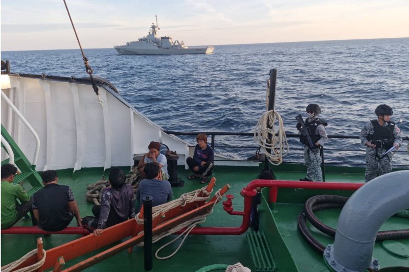 Thái Lan bắt tàu nghi buôn lậu hàng cho Campuchia - Ảnh 1.