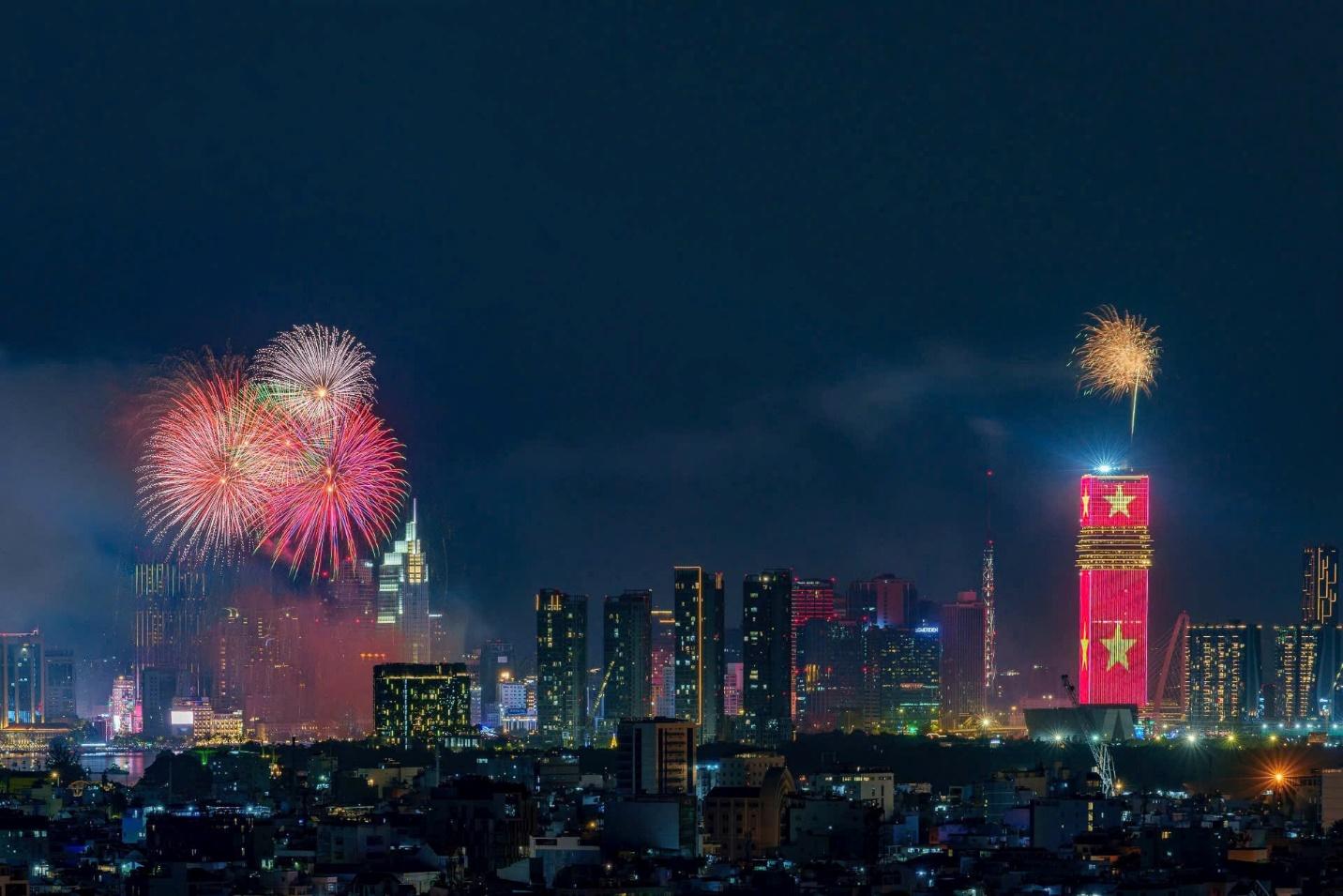 Saigon Marina IFC – Biểu tượng mới của TP HCM rực rỡ công nghệ ánh sáng đón chào năm mới 2026 - Ảnh 1.