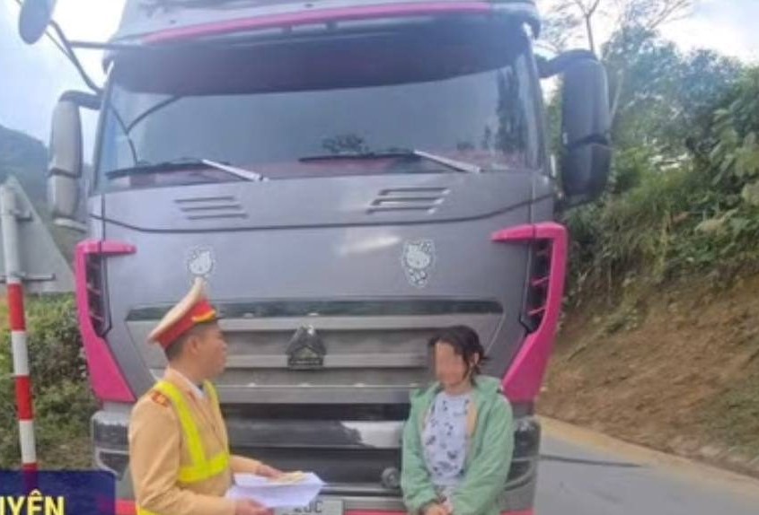 N . T . M . H . Dừng xe tải để tranh luận về nháy đèn: Thời sự nóng hổi - Ảnh 1. N . T . M . H . Dừng xe tải để tranh luận về nháy đèn: Thời sự nóng hổi - Ảnh 1.