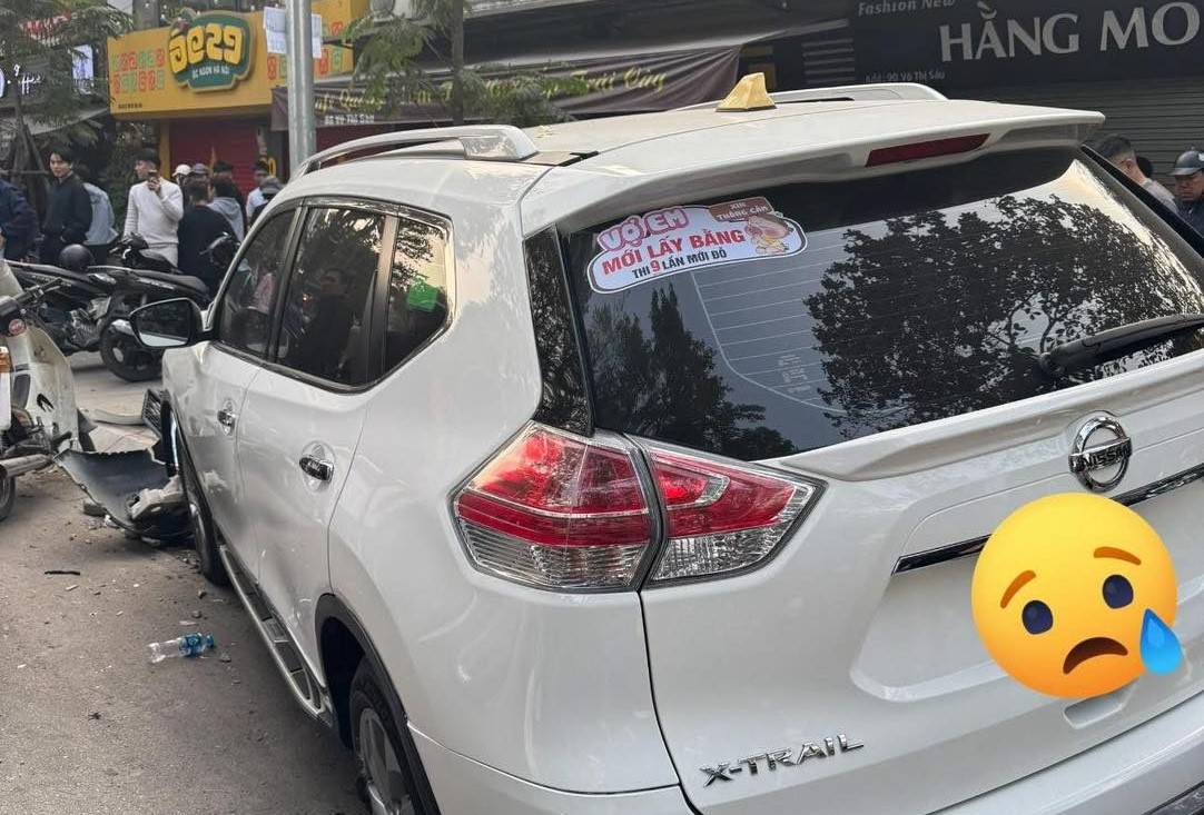 Ô tô con tông liên hoàn 6 xe máy trên phố - Ảnh 1.