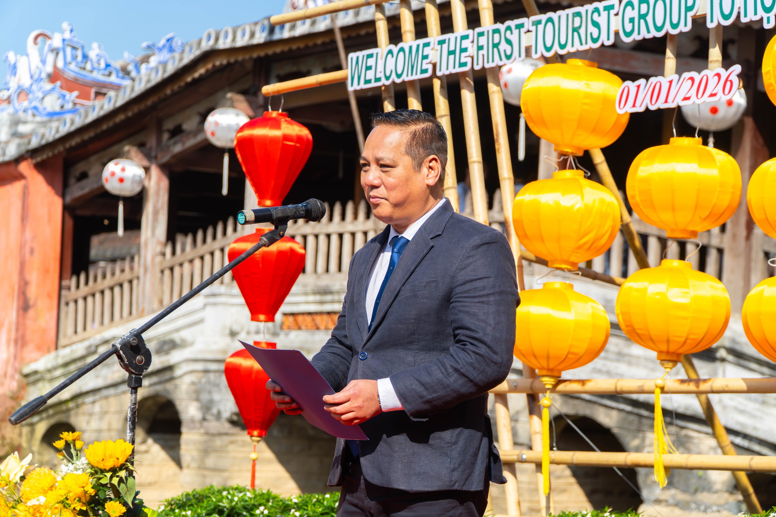 Rộn ràng đón đoàn du khách xông đất Hội An đầu năm mới - Ảnh 3.