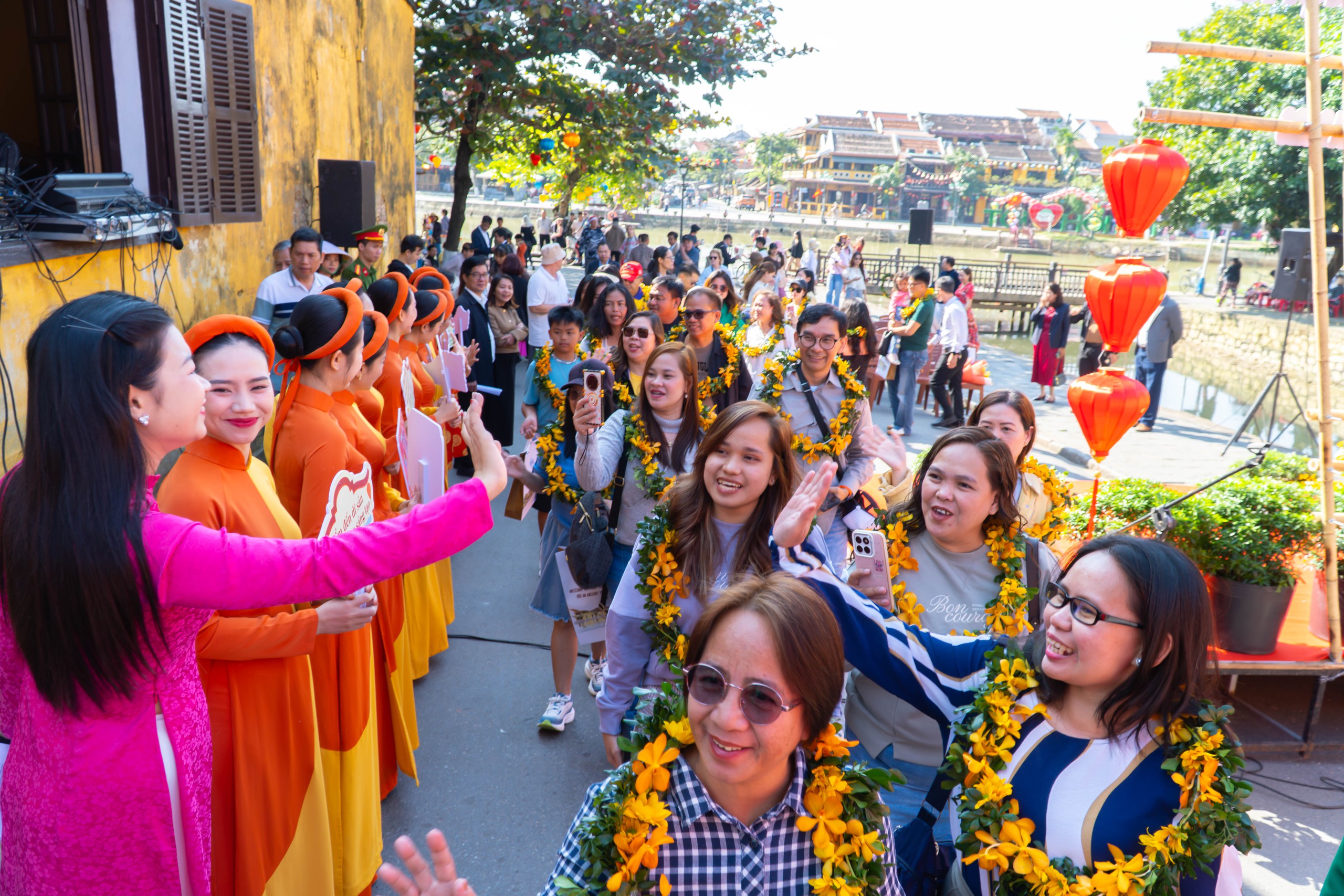 Rộn ràng đón đoàn du khách xông đất Hội An đầu năm mới - Ảnh 1.