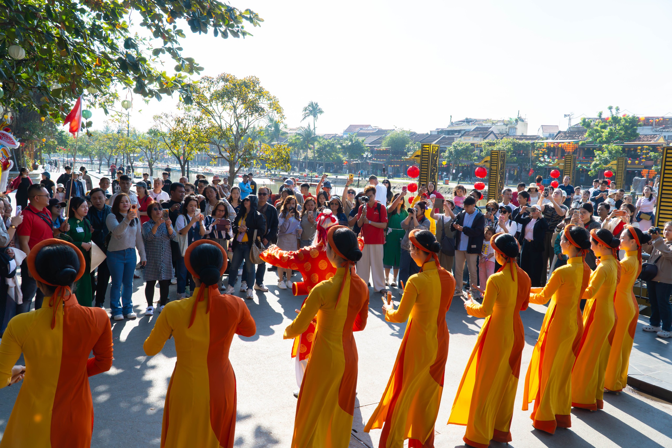 Rộn ràng đón đoàn du khách xông đất Hội An đầu năm mới - Ảnh 8.