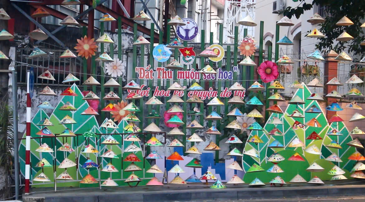 TP HCM: Hàng ngàn chiếc nón lá treo dọc con đường thu hút du khách - Ảnh 1.