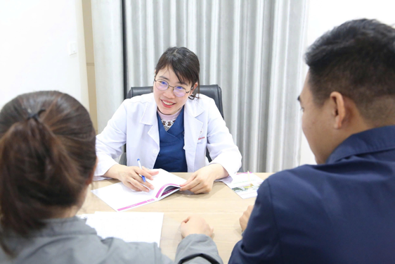 Hệ lụy đ&aacute;ng lo từ việc cưới muộn, k&eacute;n sinh - Ảnh 1.