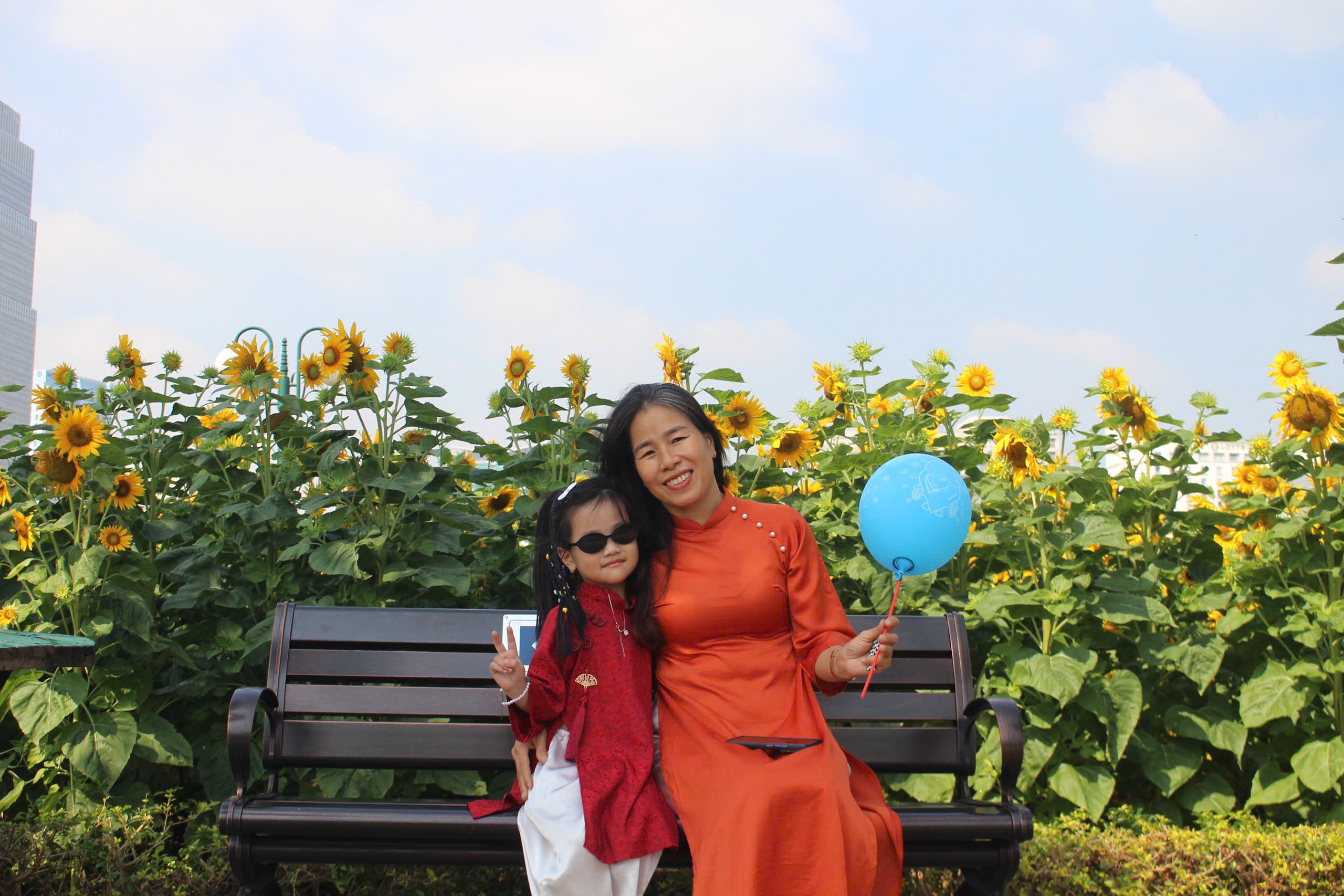 Cánh đồng hoa hướng dương ở TP HCM thu hút người dân dịp đầu năm mới - Ảnh 2.