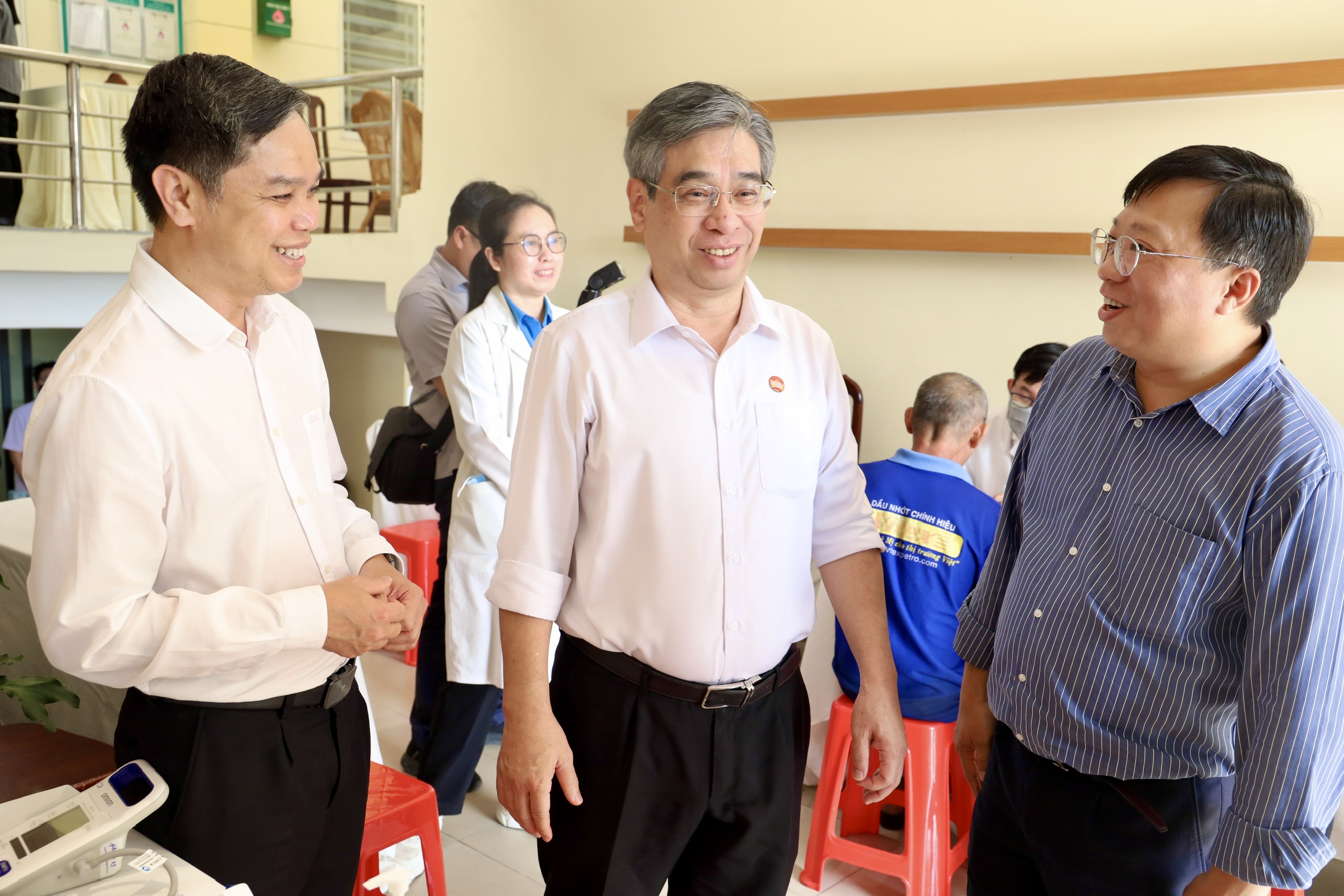 TPHCM trao thẻ BHYT, tặng quà Tết cho người dân khó khăn xã Tân Vĩnh Lộc - Ảnh 7.