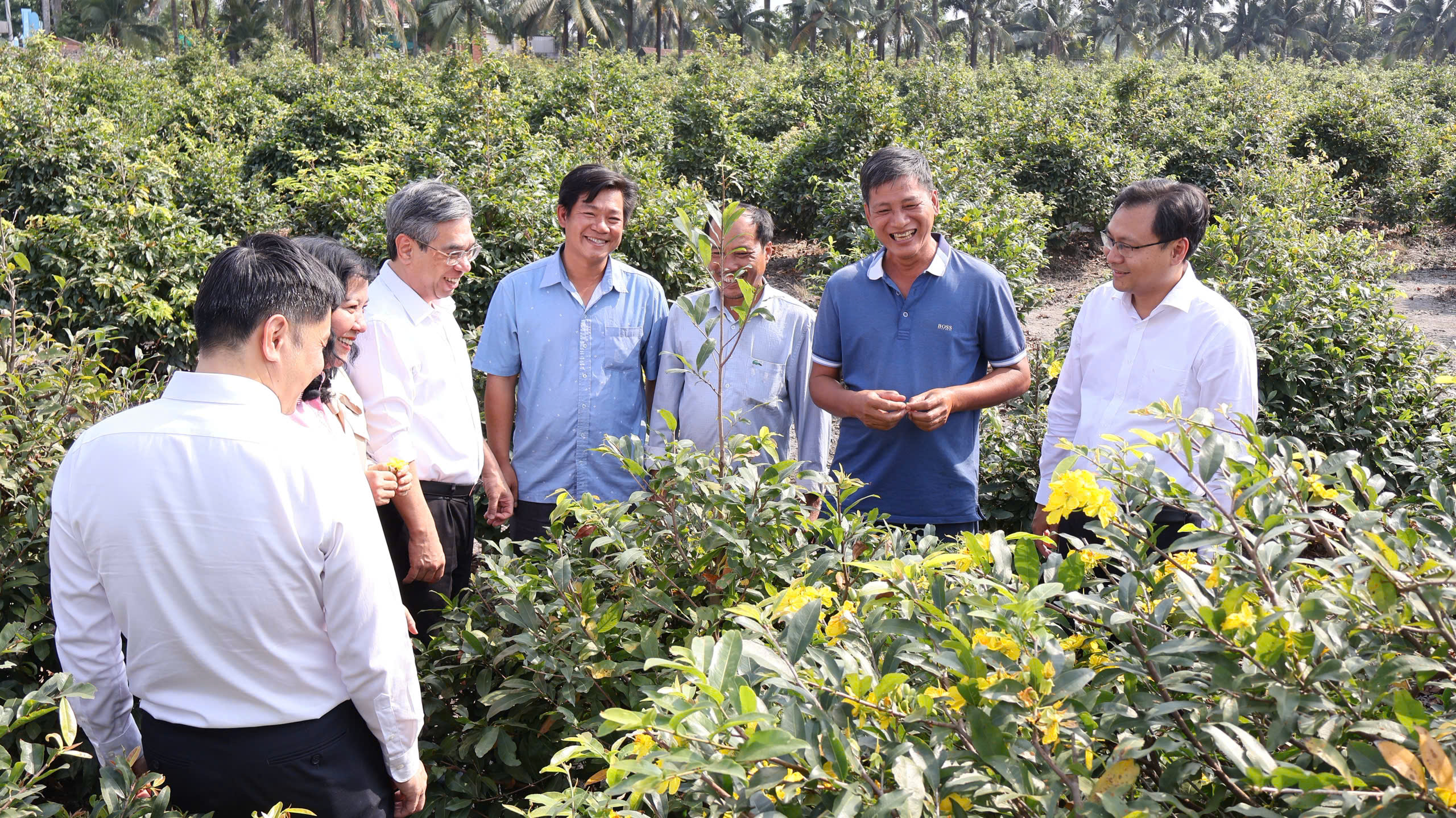 TPHCM trao thẻ BHYT, tặng quà Tết cho người dân khó khăn xã Tân Vĩnh Lộc - Ảnh 1.