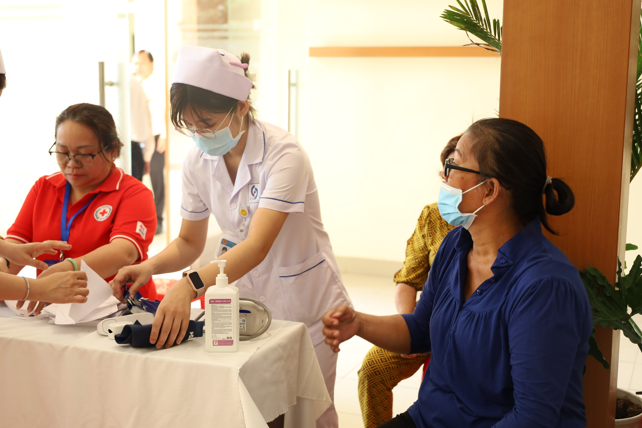 TPHCM trao thẻ BHYT, tặng quà Tết cho người dân khó khăn xã Tân Vĩnh Lộc - Ảnh 9.