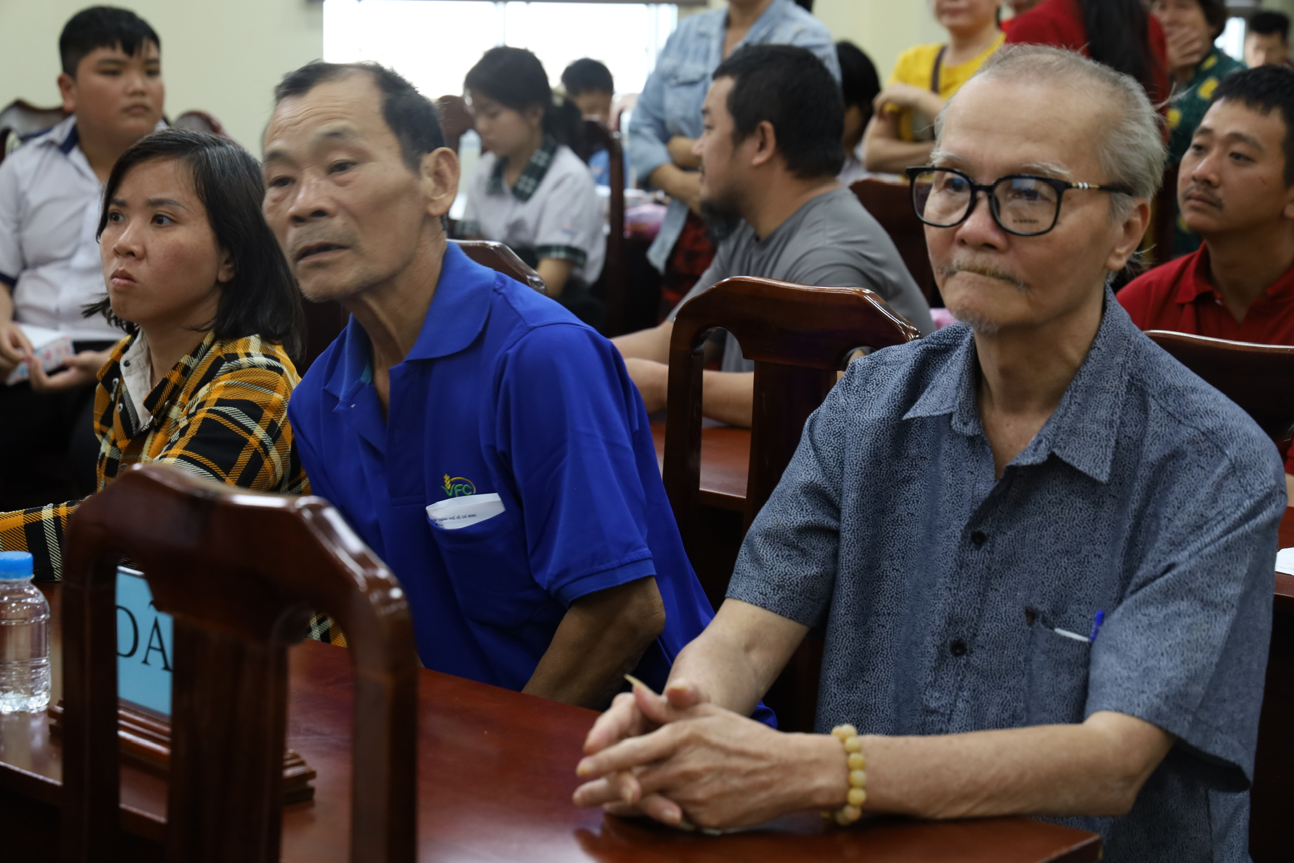 TPHCM trao thẻ BHYT, tặng quà Tết cho người dân khó khăn xã Tân Vĩnh Lộc - Ảnh 1.