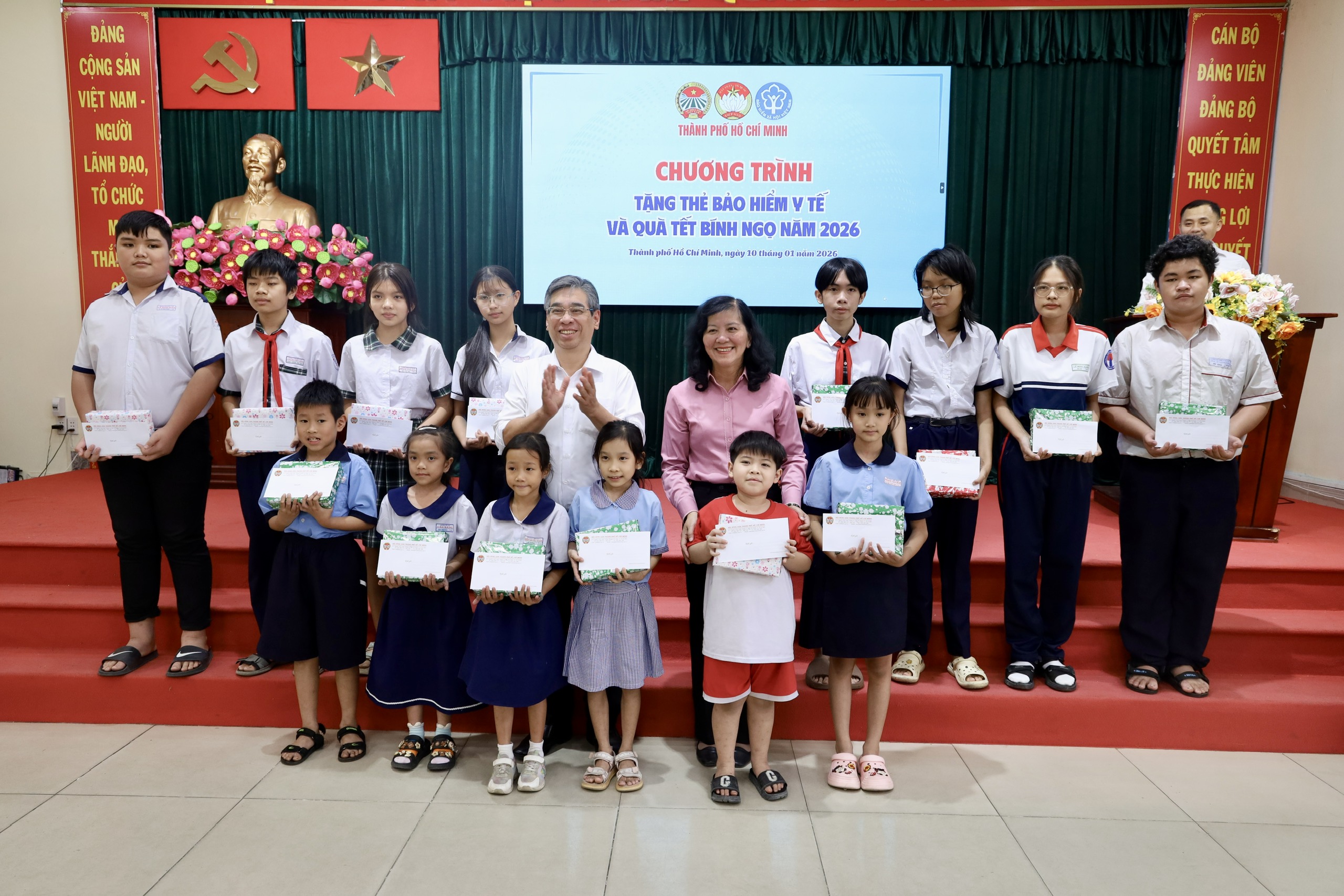 TPHCM trao thẻ BHYT, tặng quà Tết cho người dân khó khăn xã Tân Vĩnh Lộc - Ảnh 4.