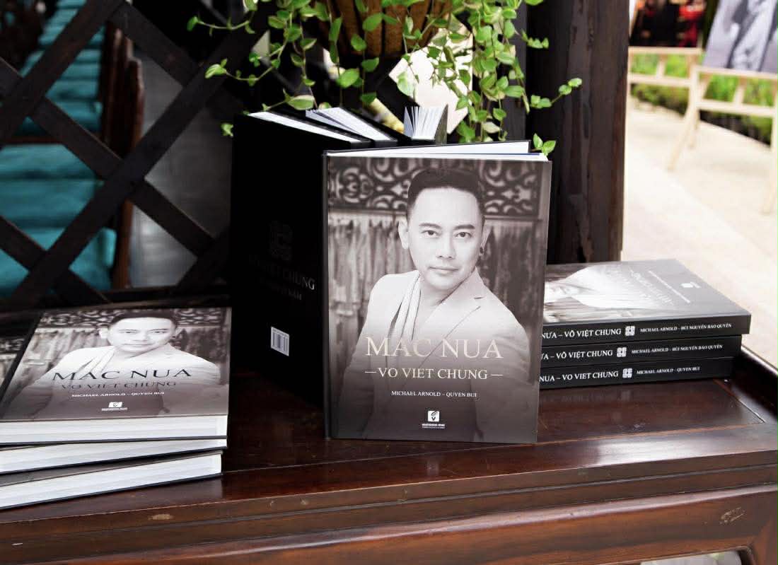 NTK Võ Việt Chung trao tặng tiền bán sách "Mặc Nưa" cho "Mai Vàng tri ân", "Mai Vàng nhân ái" - Ảnh 2.