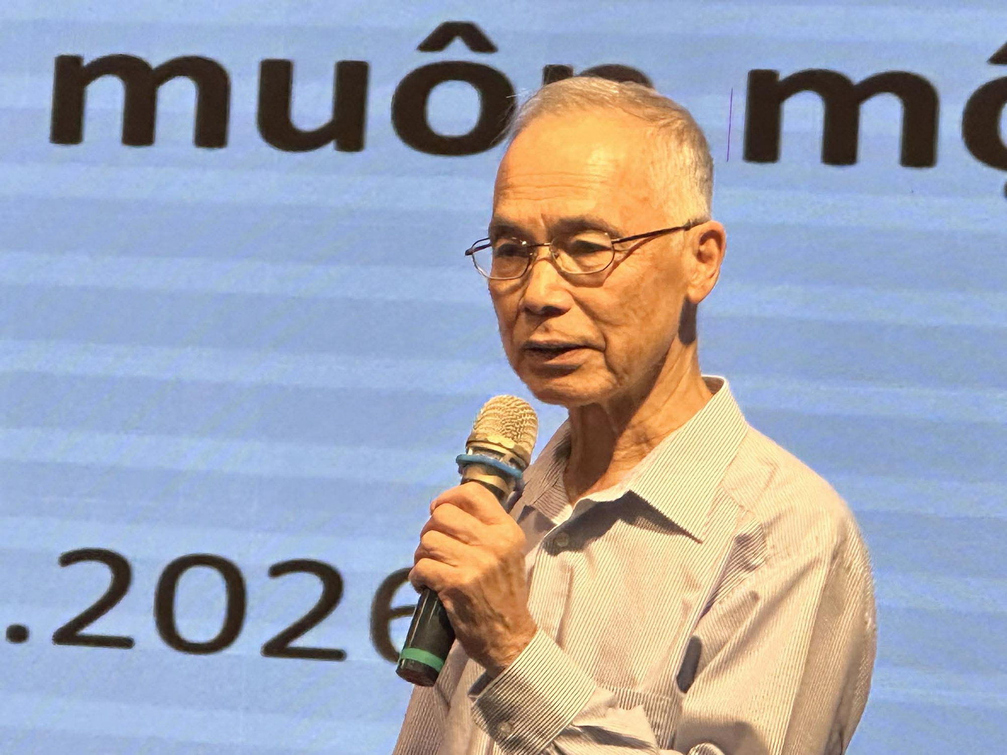 Nhà văn – tiến sĩ Nguyễn Tường Bách giao lưu giới thiệu tác phẩm "Thiền ở ngay tại đây" - Ảnh 1.