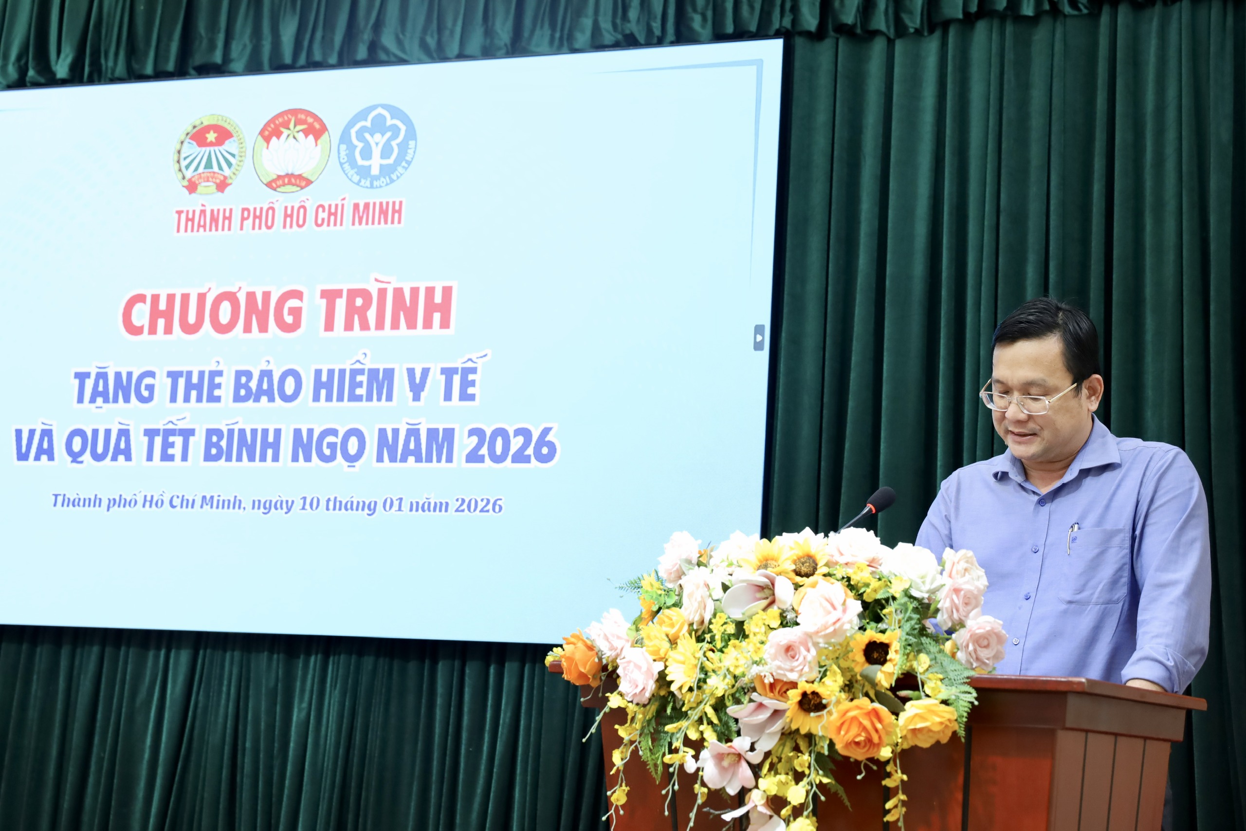 TPHCM trao thẻ BHYT, tặng quà Tết cho người dân khó khăn xã Tân Vĩnh Lộc - Ảnh 11.