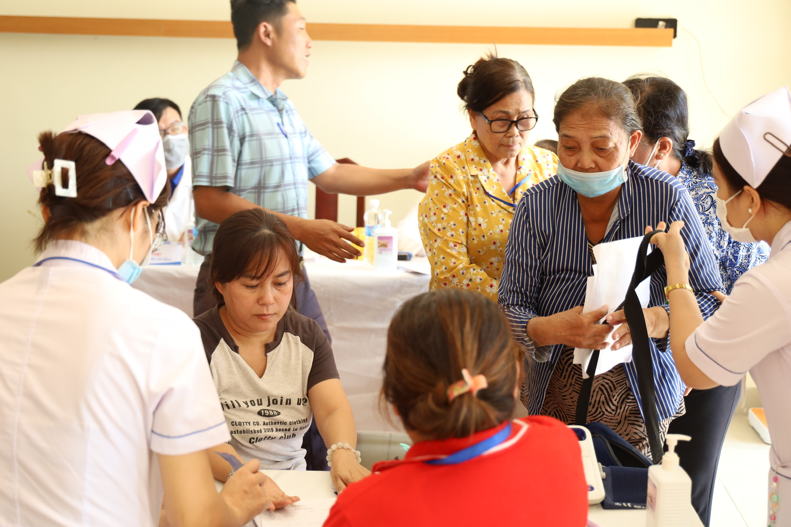 TPHCM trao thẻ BHYT, tặng quà Tết cho người dân khó khăn xã Tân Vĩnh Lộc - Ảnh 10.