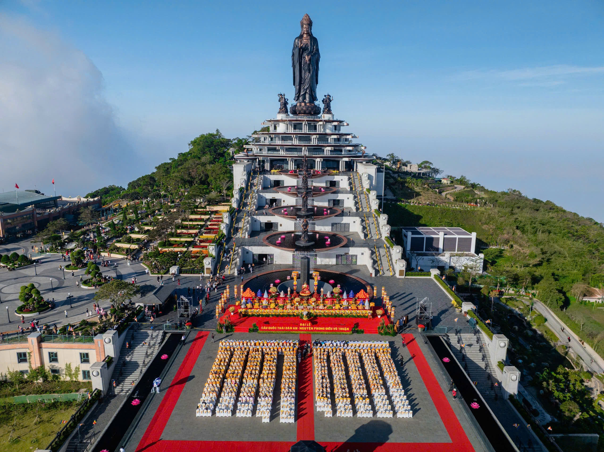 Cho&aacute;ng ngợp tượng Phật d&aacute;t v&agrave;ng 24K tr&ecirc;n đỉnh n&uacute;i B&agrave; Đen - Ảnh 1.