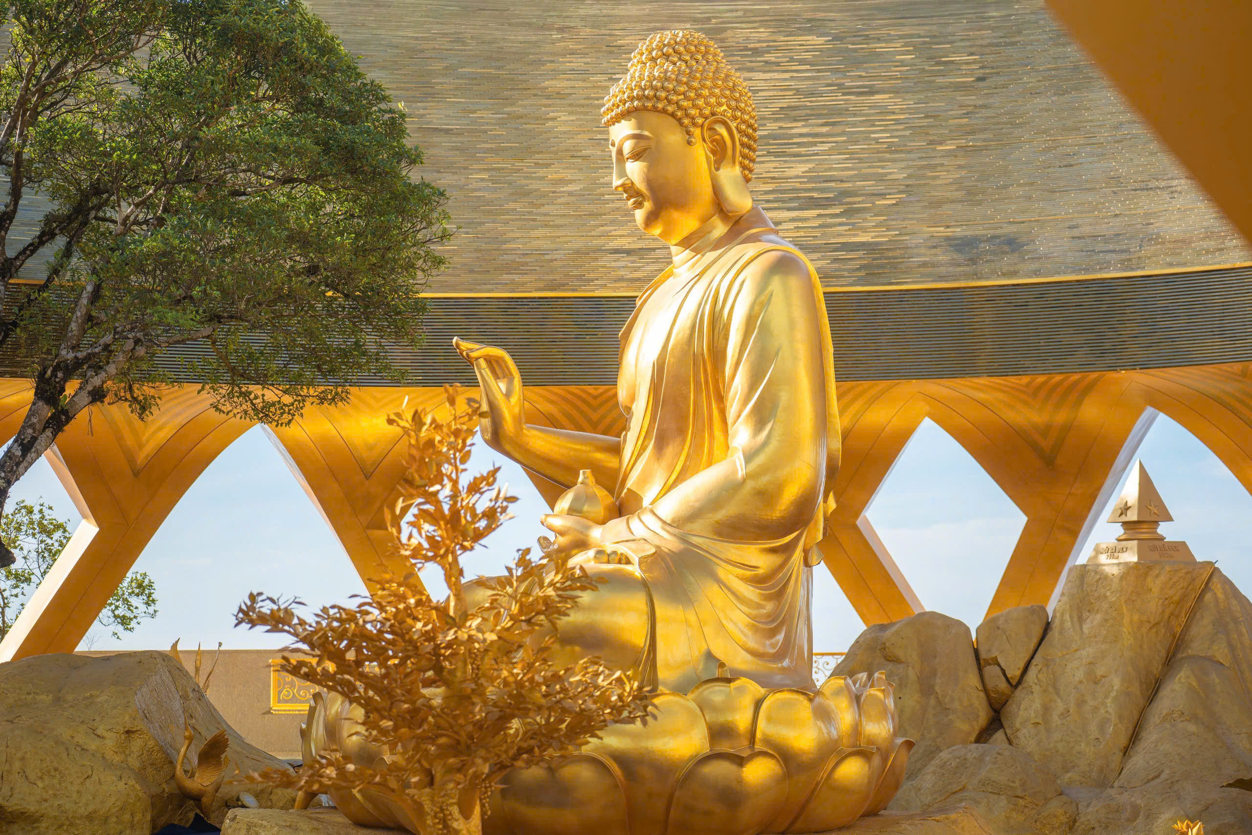 Cho&aacute;ng ngợp tượng Phật d&aacute;t v&agrave;ng 24K tr&ecirc;n đỉnh n&uacute;i B&agrave; Đen - Ảnh 3.