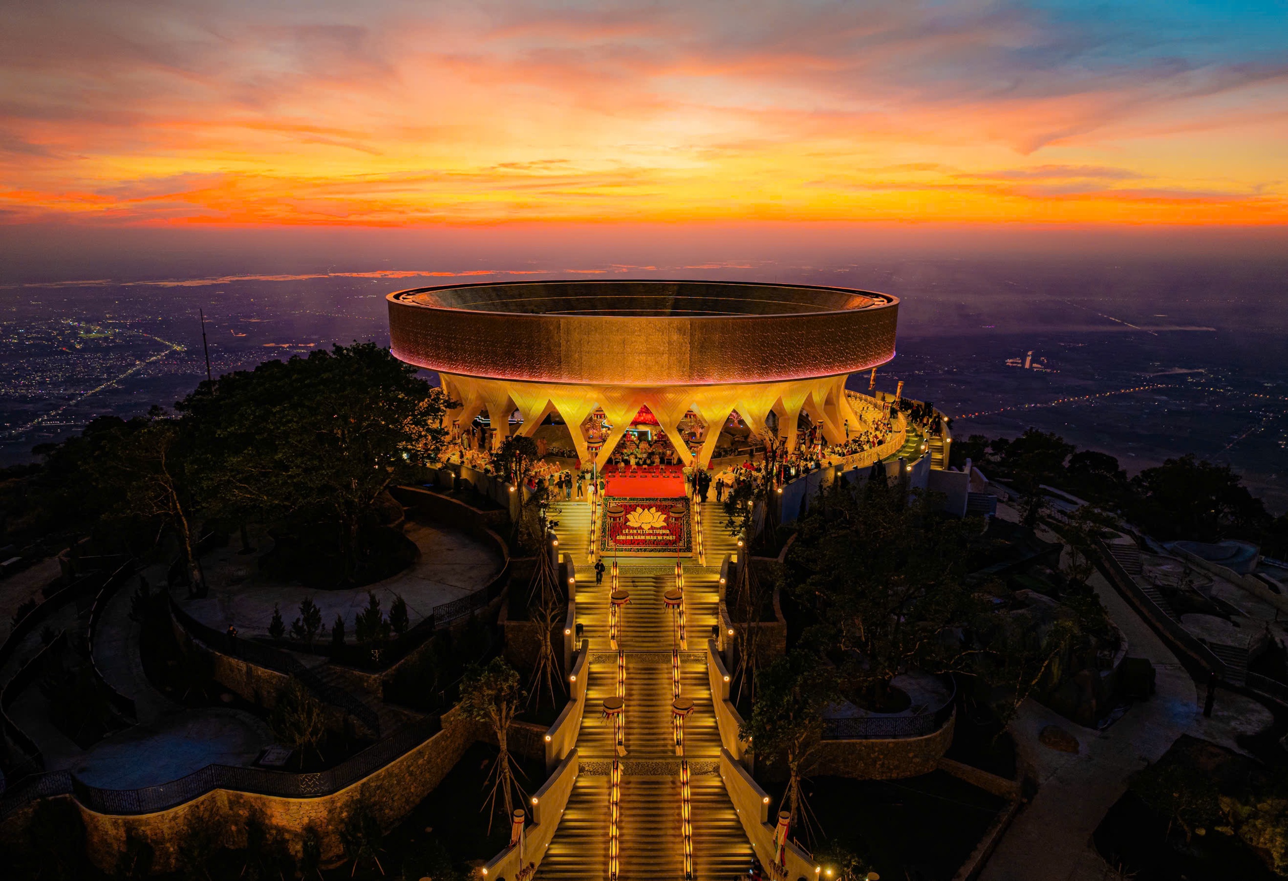 Cho&aacute;ng ngợp tượng Phật d&aacute;t v&agrave;ng 24K tr&ecirc;n đỉnh n&uacute;i B&agrave; Đen - Ảnh 6.