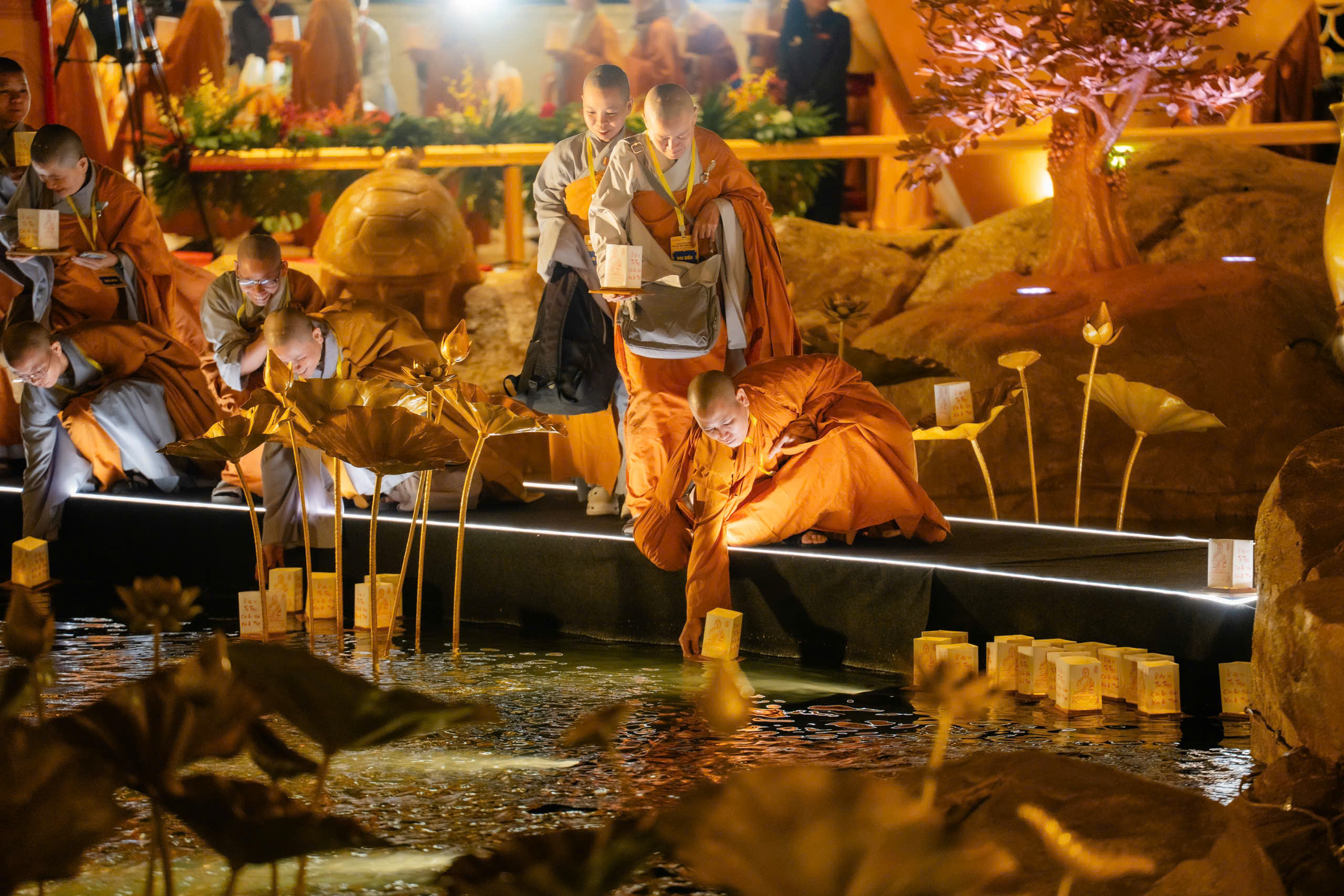 Cho&aacute;ng ngợp tượng Phật d&aacute;t v&agrave;ng 24K tr&ecirc;n đỉnh n&uacute;i B&agrave; Đen - Ảnh 7.