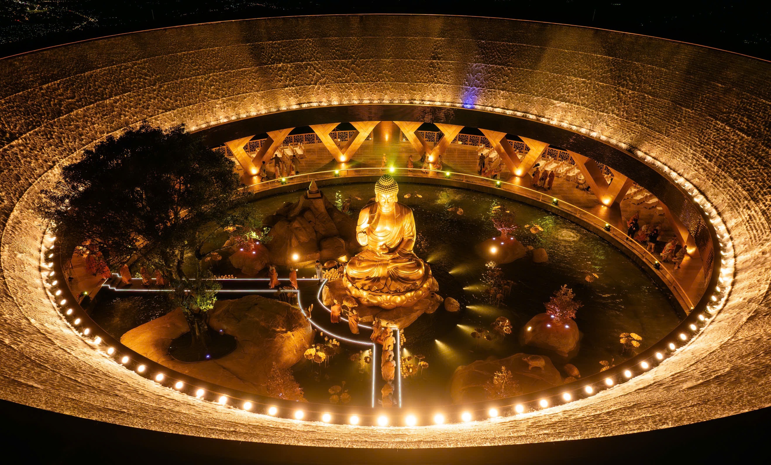 Cho&aacute;ng ngợp tượng Phật d&aacute;t v&agrave;ng 24K tr&ecirc;n đỉnh n&uacute;i B&agrave; Đen - Ảnh 5.