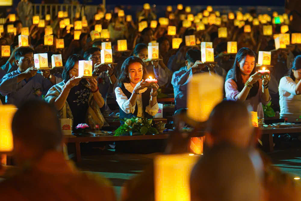 Cho&aacute;ng ngợp tượng Phật d&aacute;t v&agrave;ng 24K tr&ecirc;n đỉnh n&uacute;i B&agrave; Đen - Ảnh 8.