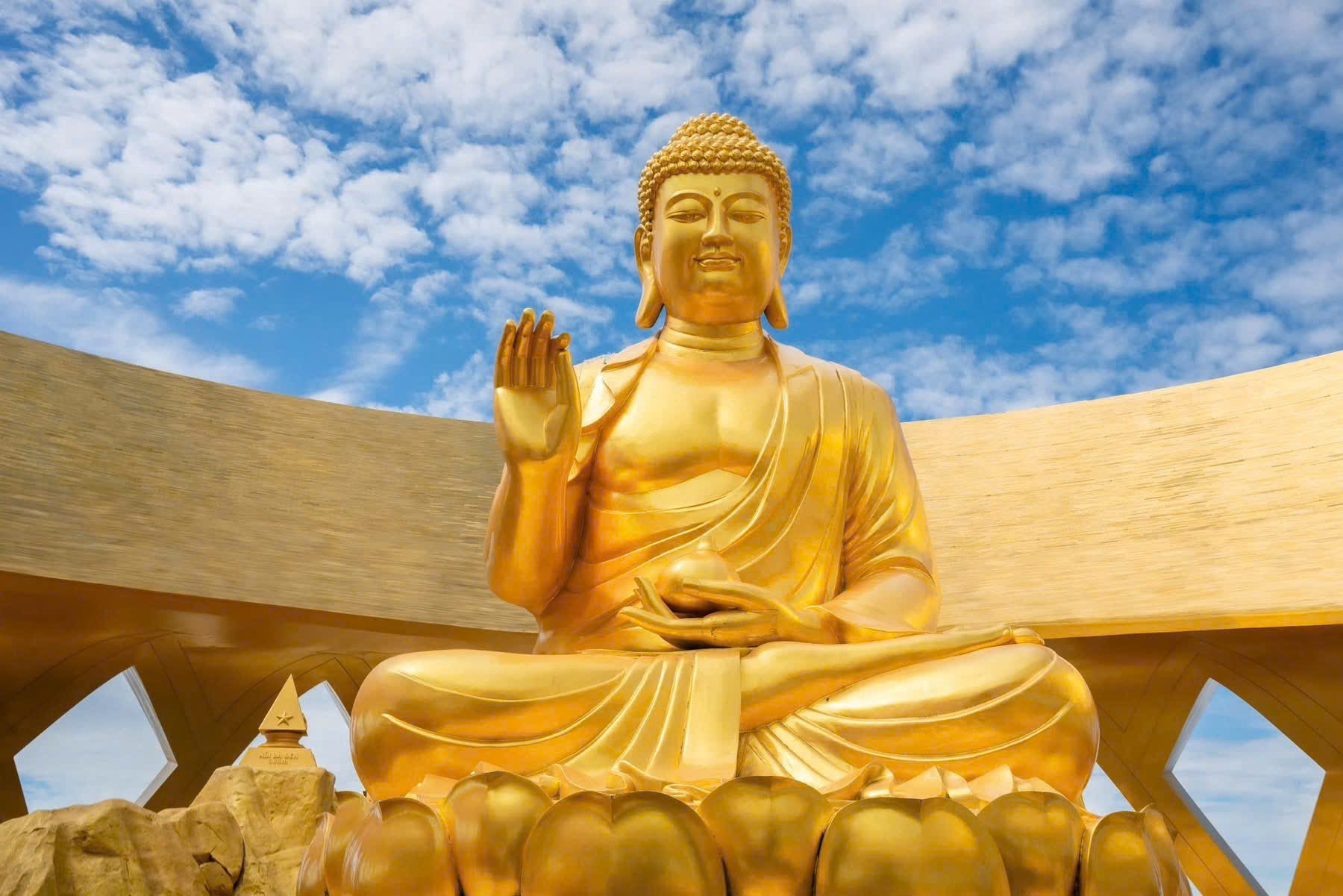Cho&aacute;ng ngợp tượng Phật d&aacute;t v&agrave;ng 24K tr&ecirc;n đỉnh n&uacute;i B&agrave; Đen - Ảnh 2.