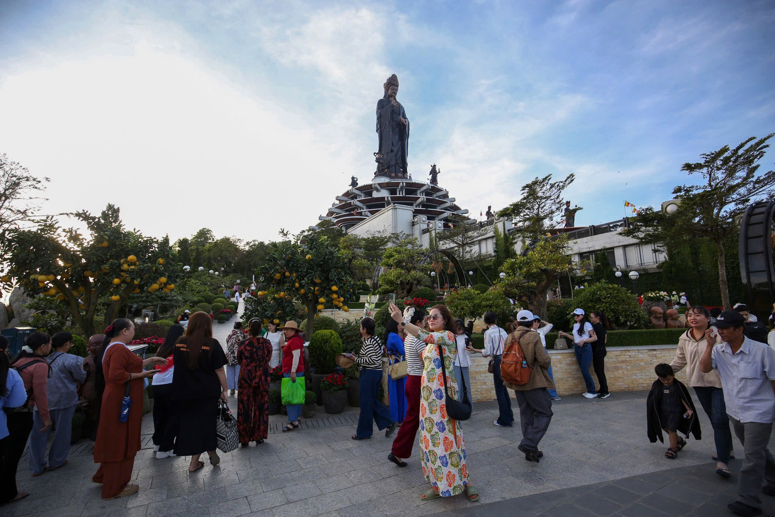 Cho&aacute;ng ngợp tượng Phật d&aacute;t v&agrave;ng 24K tr&ecirc;n đỉnh n&uacute;i B&agrave; Đen - Ảnh 11.