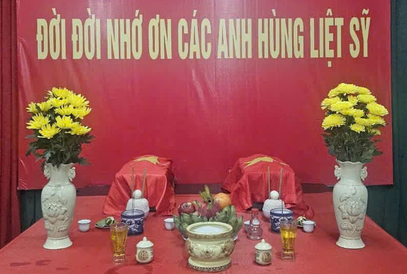 Xúc động hình ảnh di vật vừa được tìm thấy cùng 2 hài cốt liệt sĩ  - Ảnh 3.