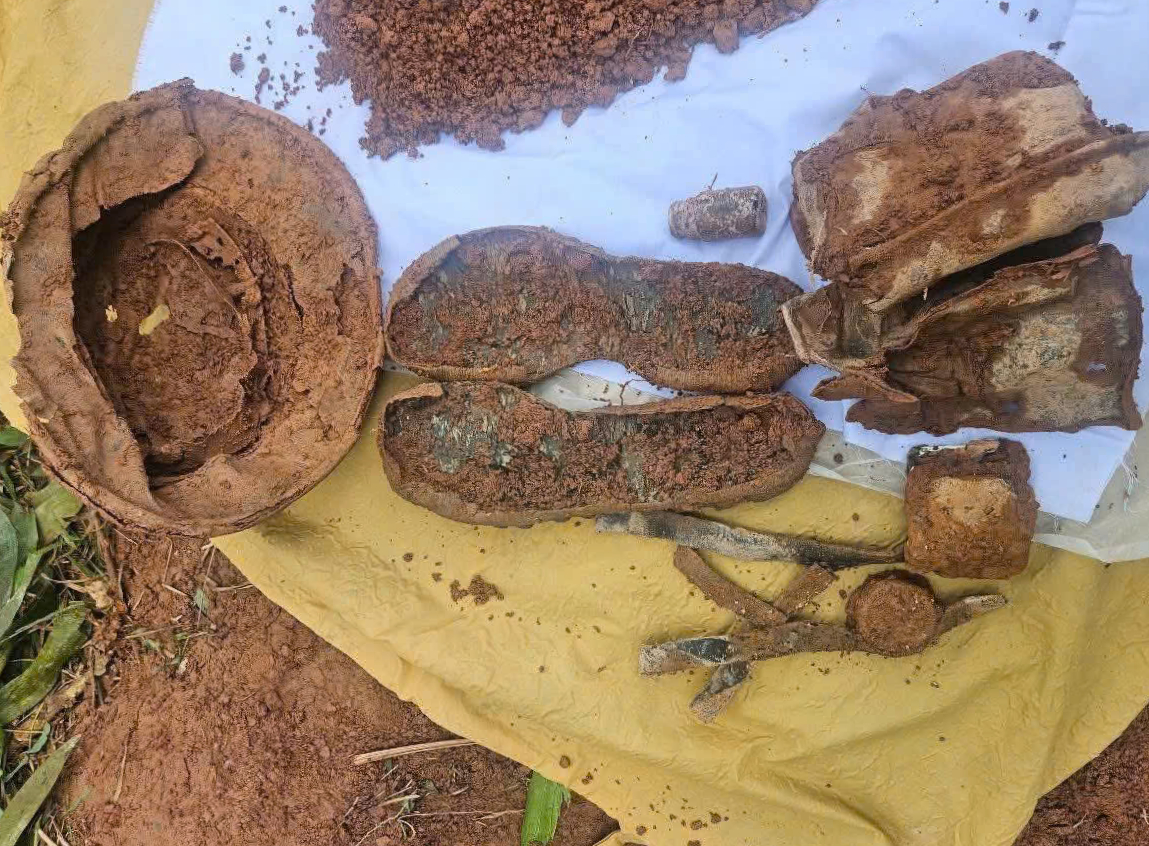 Xúc động hình ảnh di vật vừa được tìm thấy cùng 2 hài cốt liệt sĩ  - Ảnh 2.