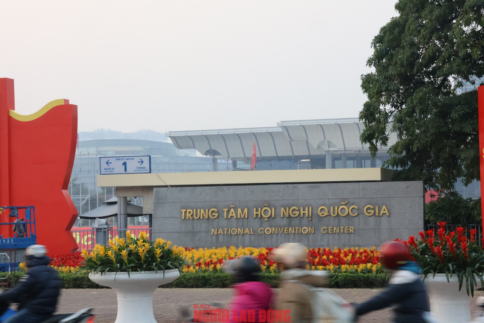 VIDEO: H&agrave; Nội rực rỡ cờ, hoa ch&agrave;o mừng Đại hội XIV của Đảng - Ảnh 8.