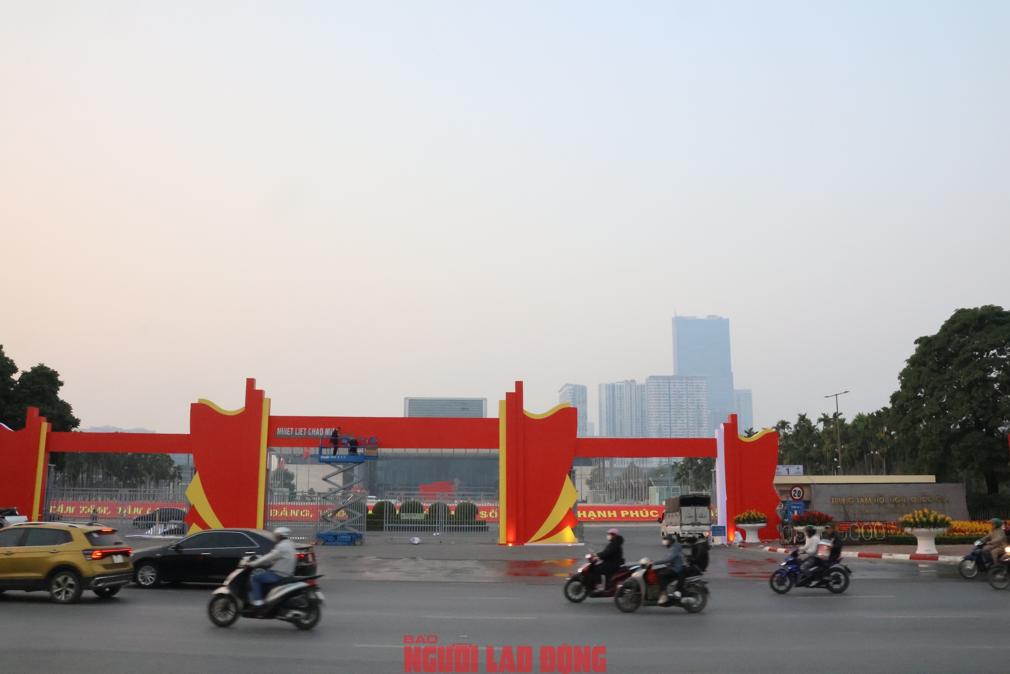 VIDEO: H&agrave; Nội rực rỡ cờ, hoa ch&agrave;o mừng Đại hội XIV của Đảng - Ảnh 10.