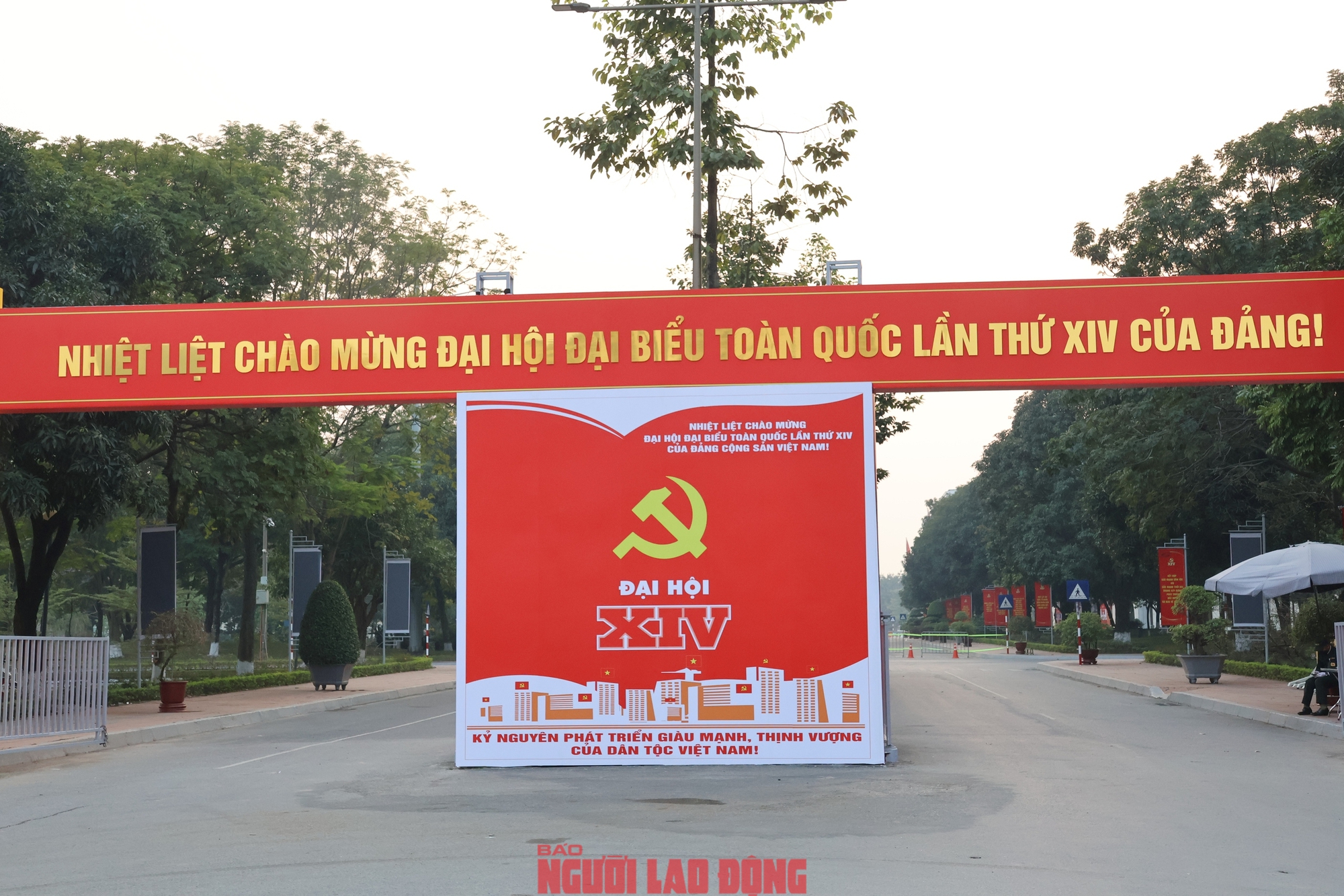 VIDEO: H&agrave; Nội rực rỡ cờ, hoa ch&agrave;o mừng Đại hội XIV của Đảng - Ảnh 11.