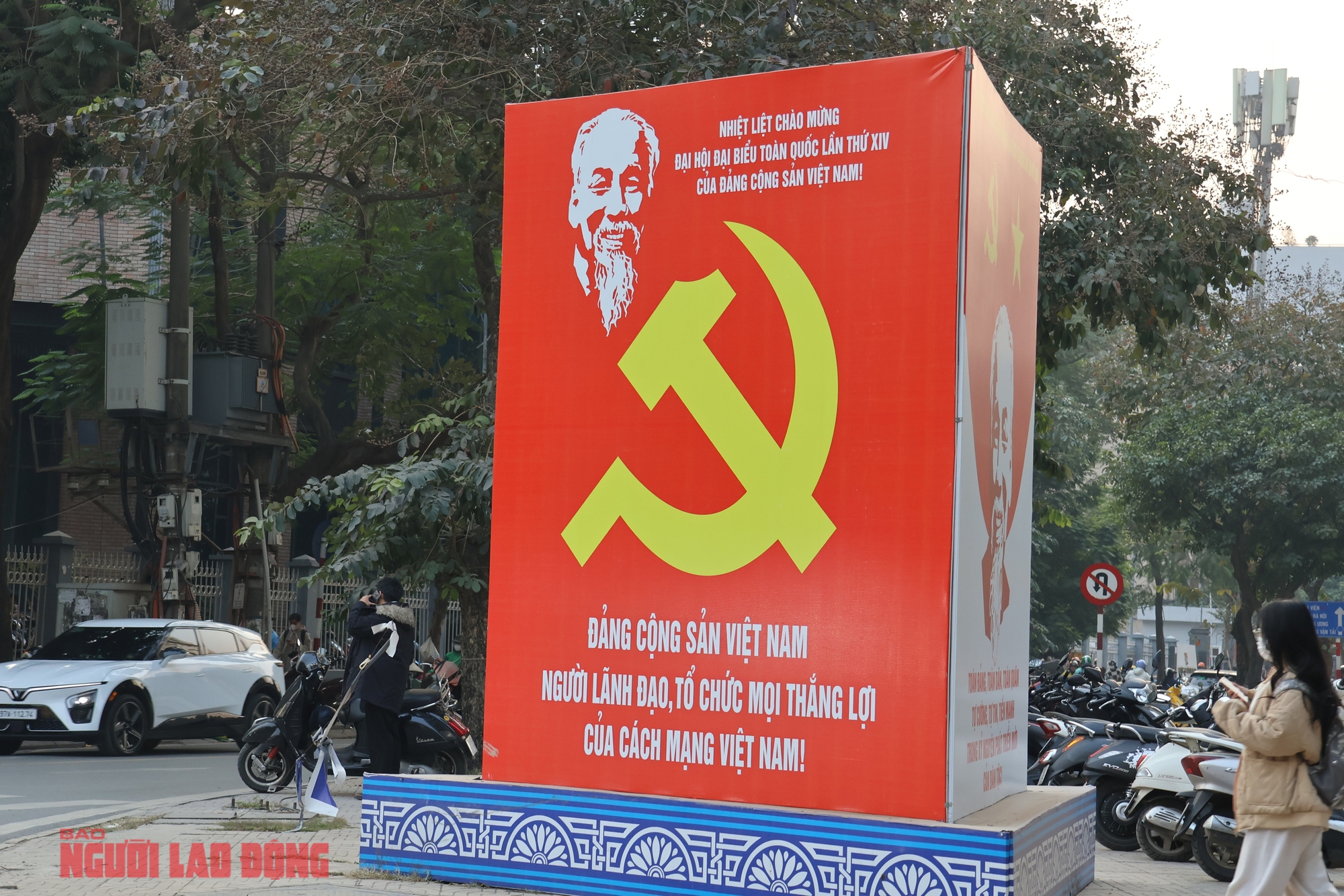 VIDEO: H&agrave; Nội rực rỡ cờ, hoa ch&agrave;o mừng Đại hội XIV của Đảng - Ảnh 12.