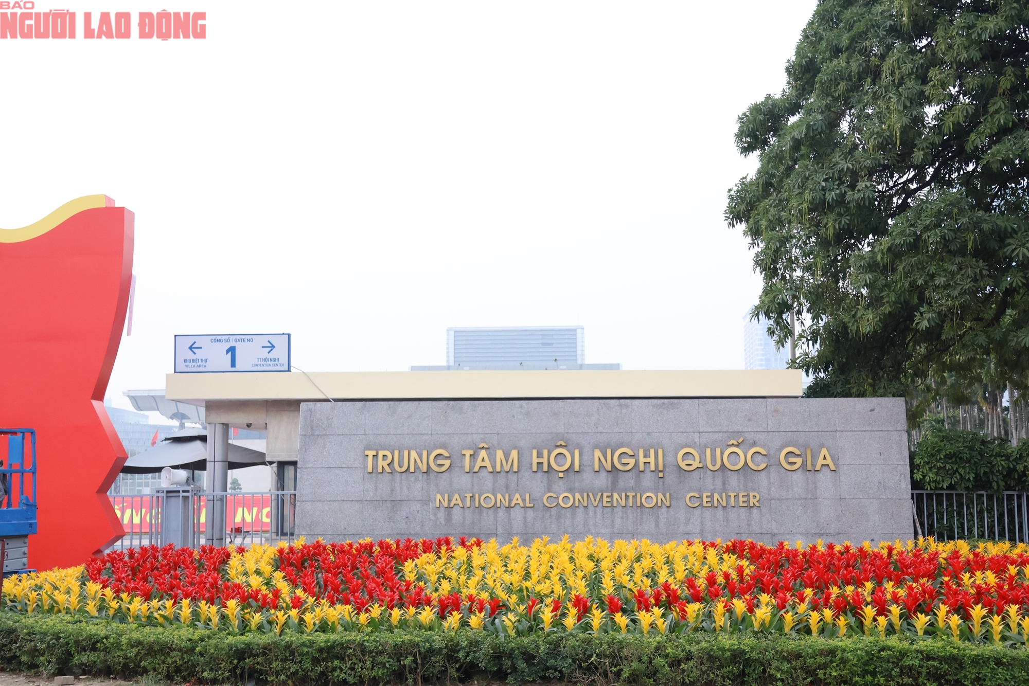 VIDEO: H&agrave; Nội rực rỡ cờ, hoa ch&agrave;o mừng Đại hội XIV của Đảng - Ảnh 2.