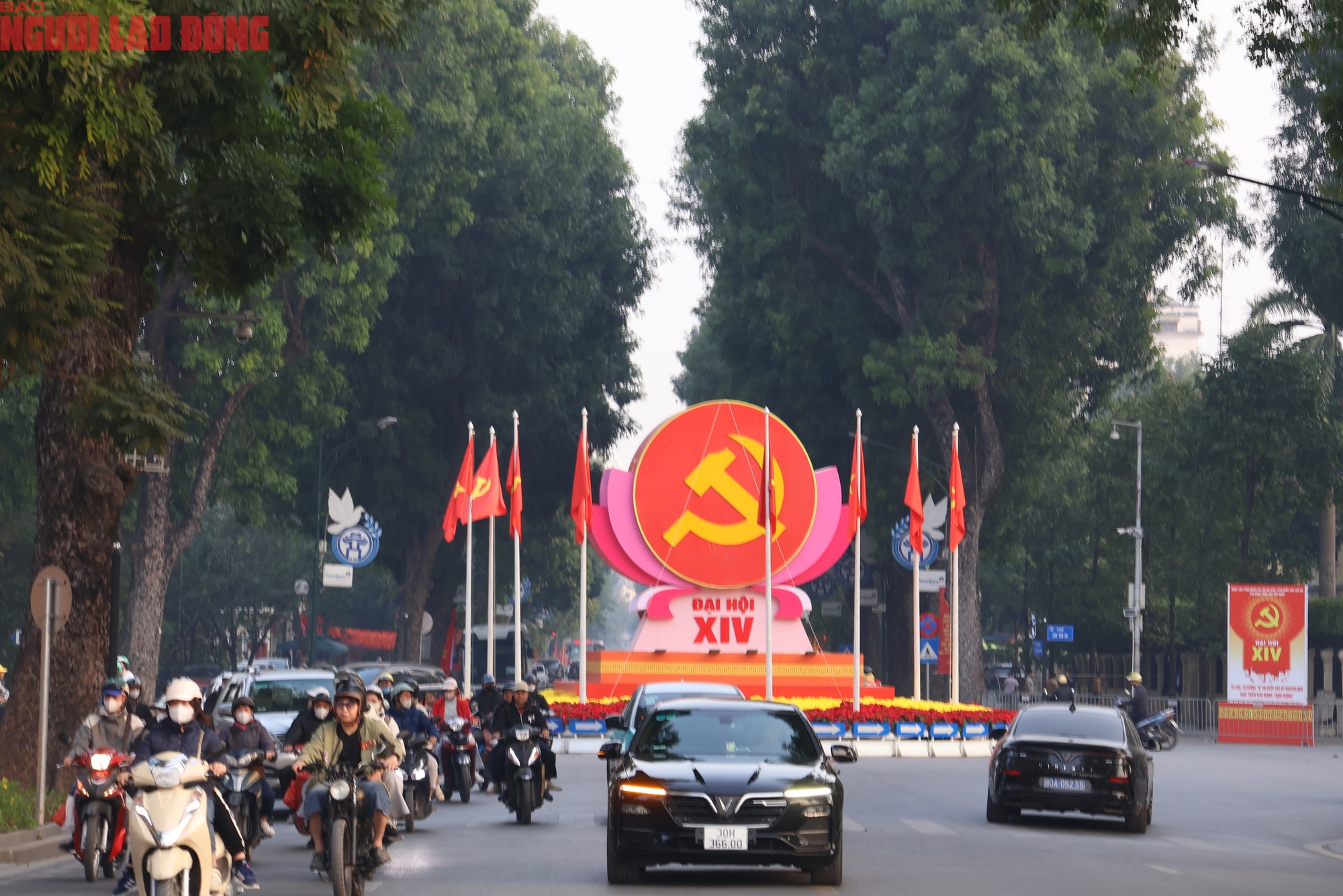 VIDEO: H&agrave; Nội rực rỡ cờ, hoa ch&agrave;o mừng Đại hội XIV của Đảng - Ảnh 13.