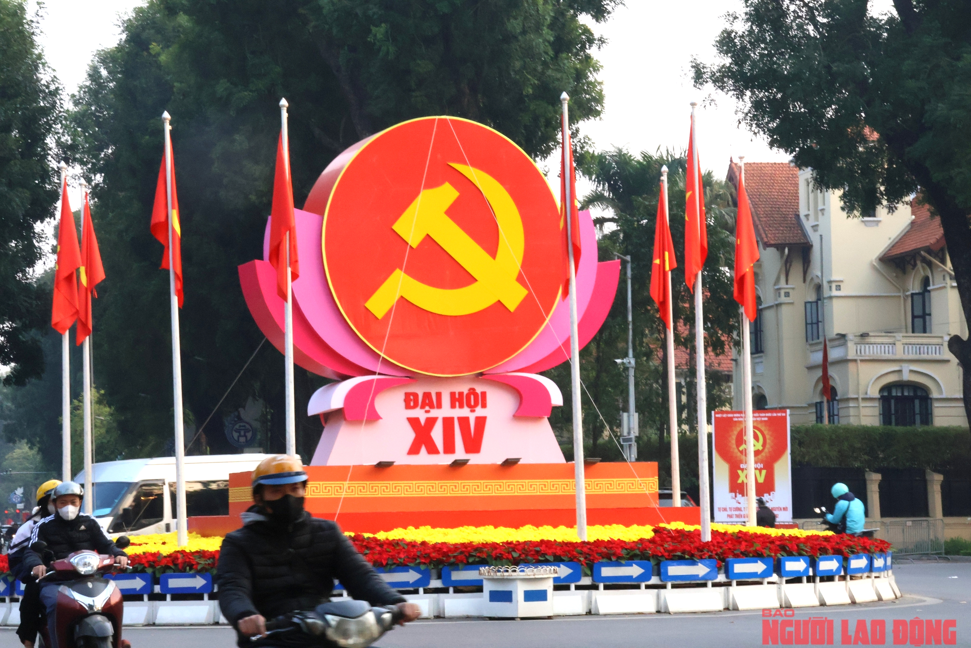 VIDEO: H&agrave; Nội rực rỡ cờ, hoa ch&agrave;o mừng Đại hội XIV của Đảng - Ảnh 1.