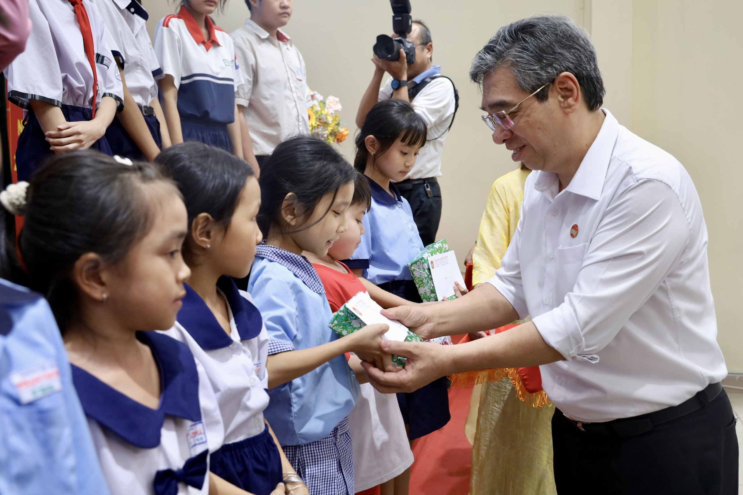 TPHCM trao thẻ BHYT, tặng quà Tết cho người dân khó khăn xã Tân Vĩnh Lộc - Ảnh 3.