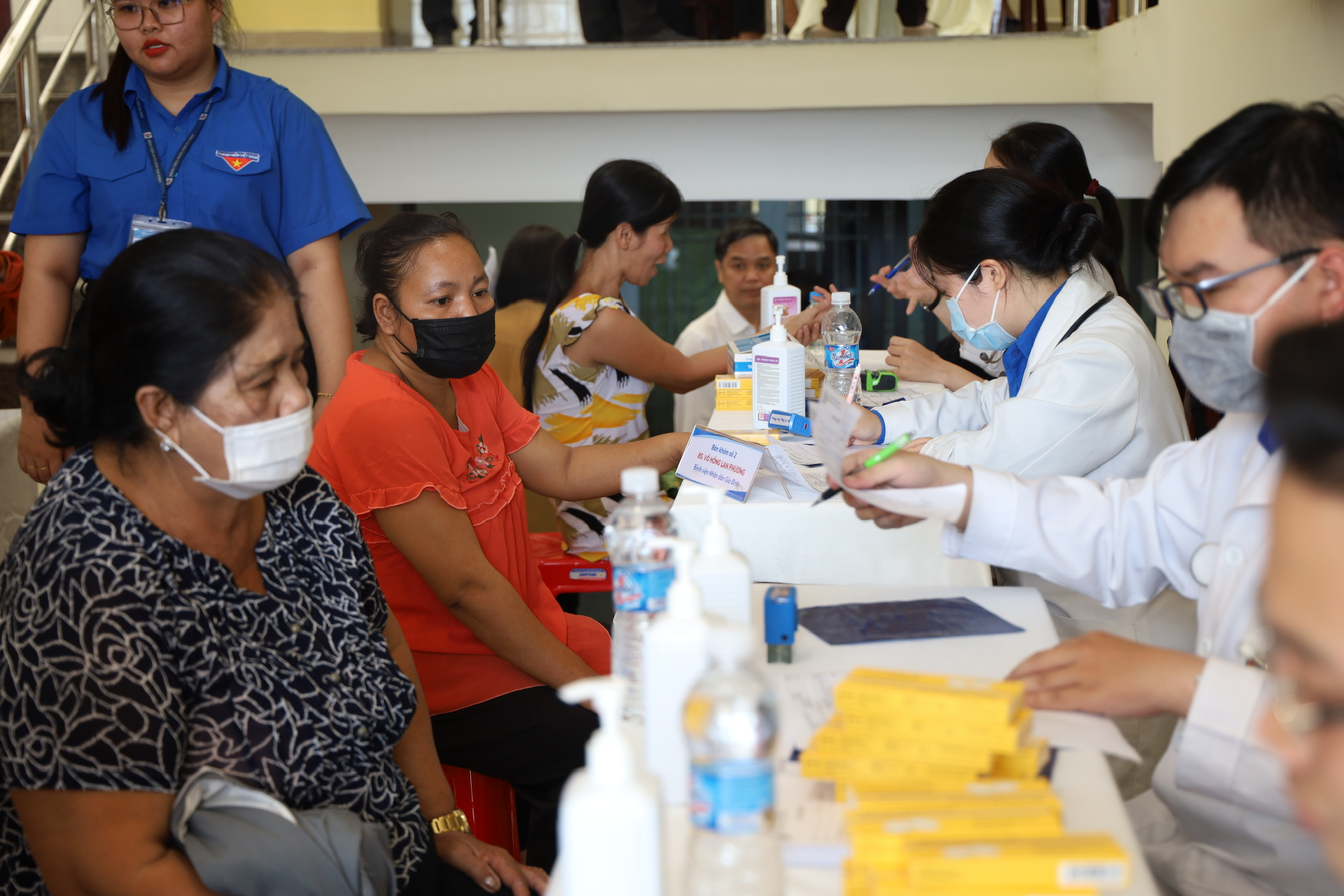 TPHCM trao thẻ BHYT, tặng quà Tết cho người dân khó khăn xã Tân Vĩnh Lộc - Ảnh 8.