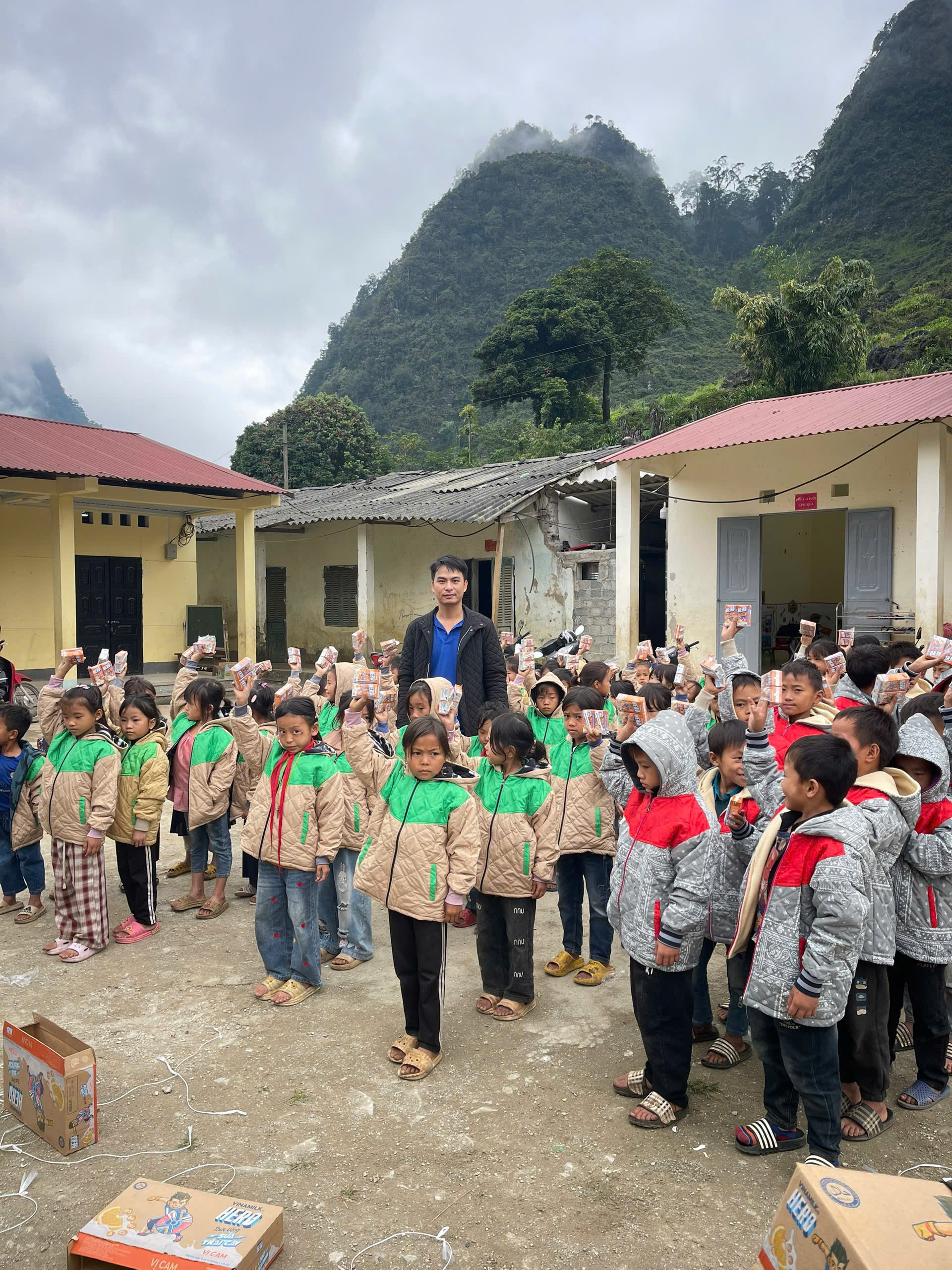 Cuộc thi viết “LÒNG TỐT QUANH TA”: Sứ giả của nụ cười - Ảnh 2.