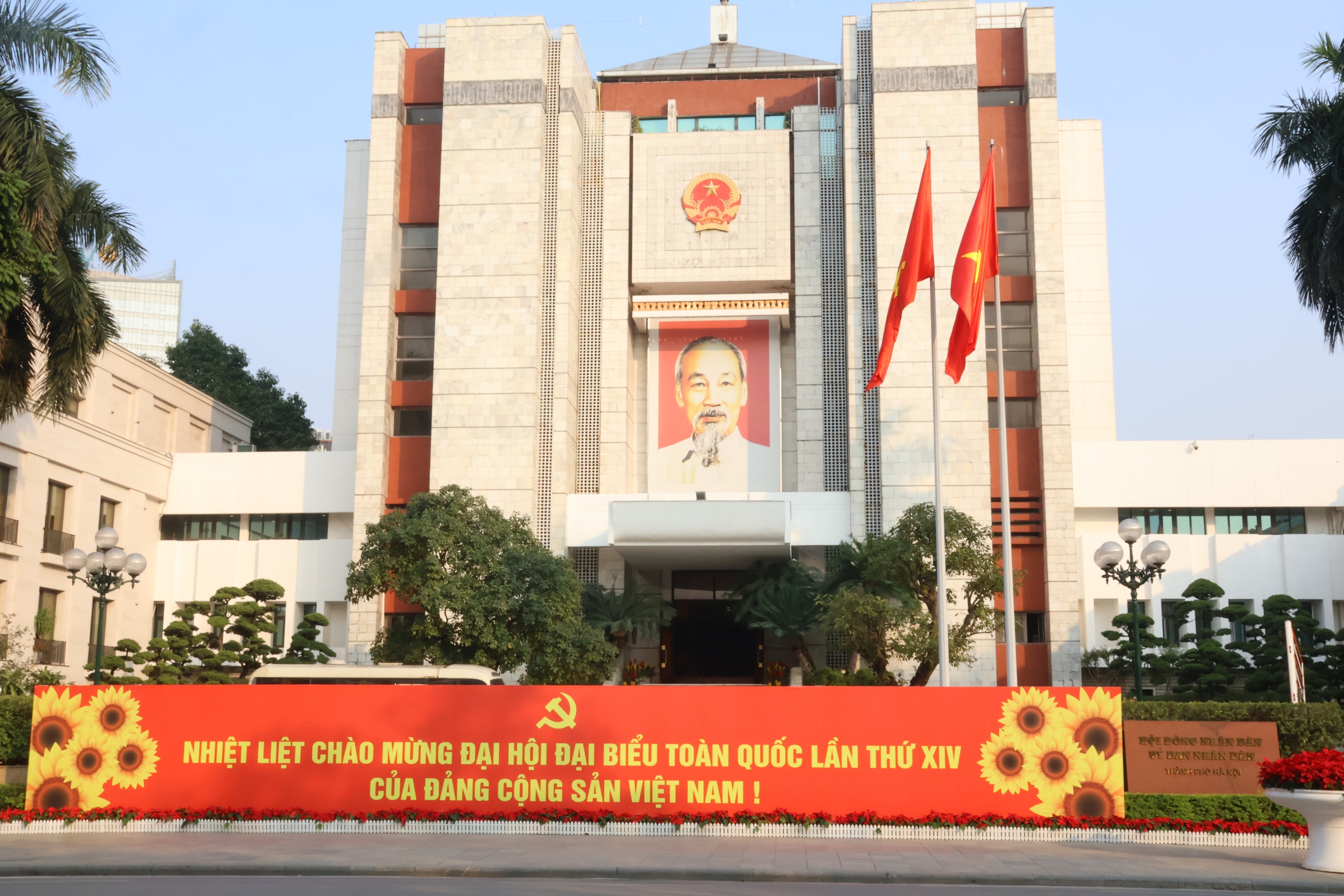 VIDEO: H&agrave; Nội rực rỡ cờ, hoa ch&agrave;o mừng Đại hội XIV của Đảng - Ảnh 17.